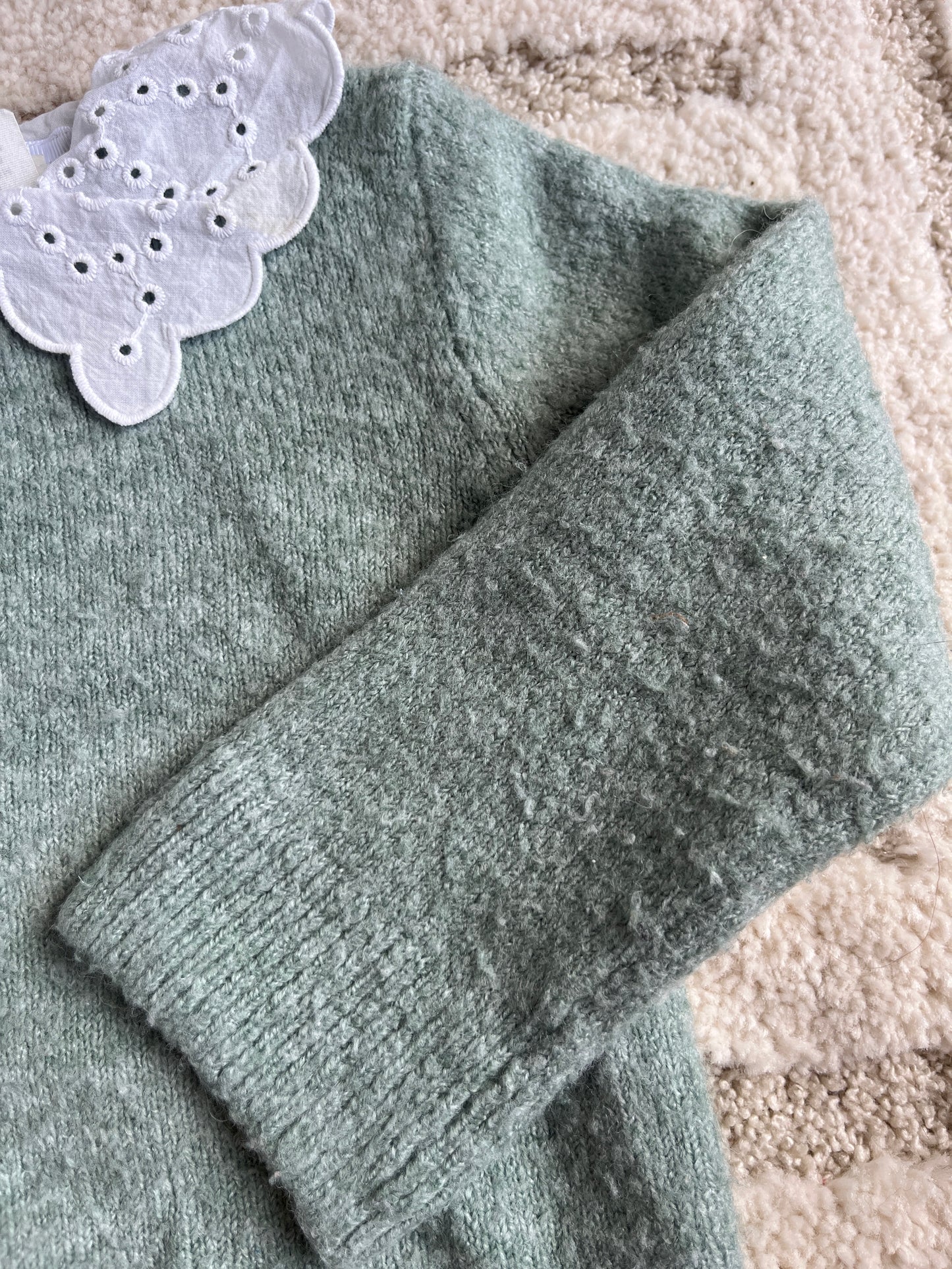 Pull en laine vert avec col Claudine en tissu blanc et broderies H&M - 86 cm