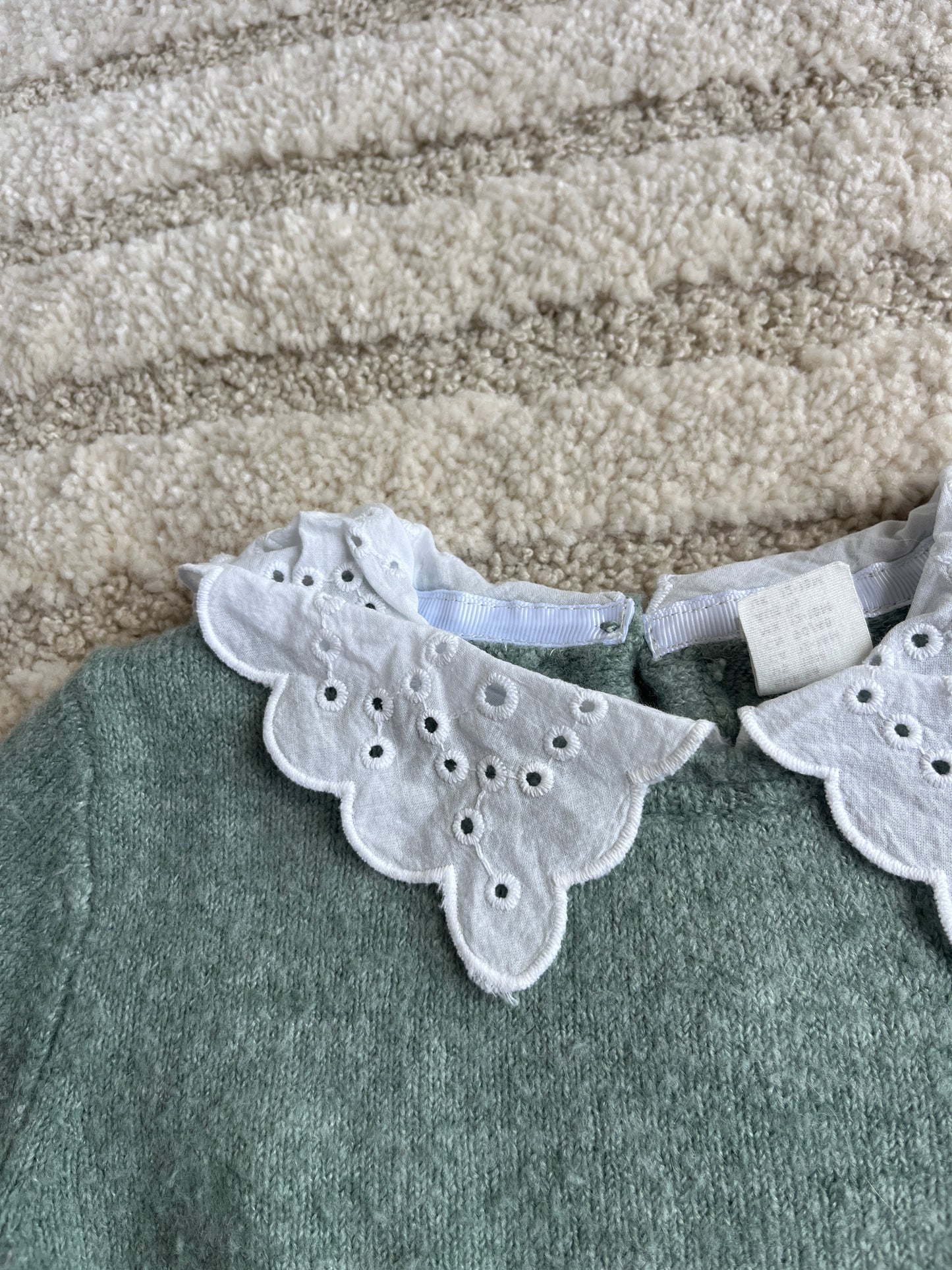 Pull en laine vert avec col Claudine en tissu blanc et broderies H&M - 86 cm