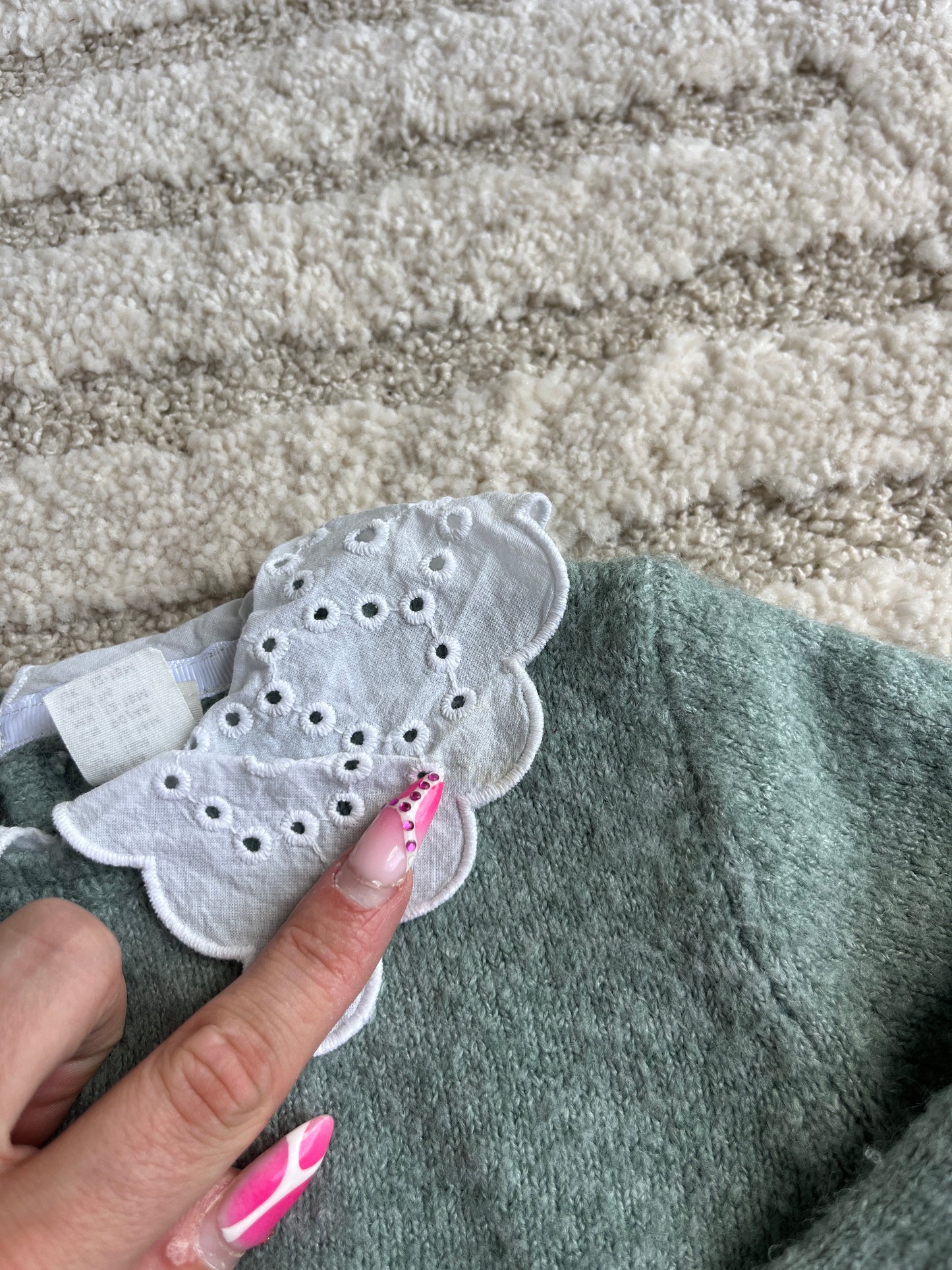 Pull en laine vert avec col Claudine en tissu blanc et broderies H&M - 86 cm