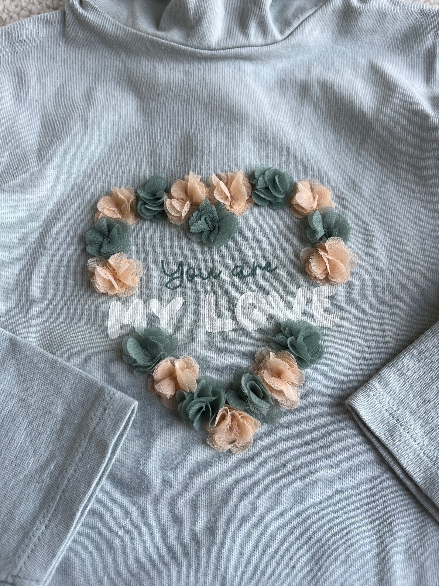 T-shirt à manches longues et col roulé vert céladon avec fleurs en relief - 24 mois