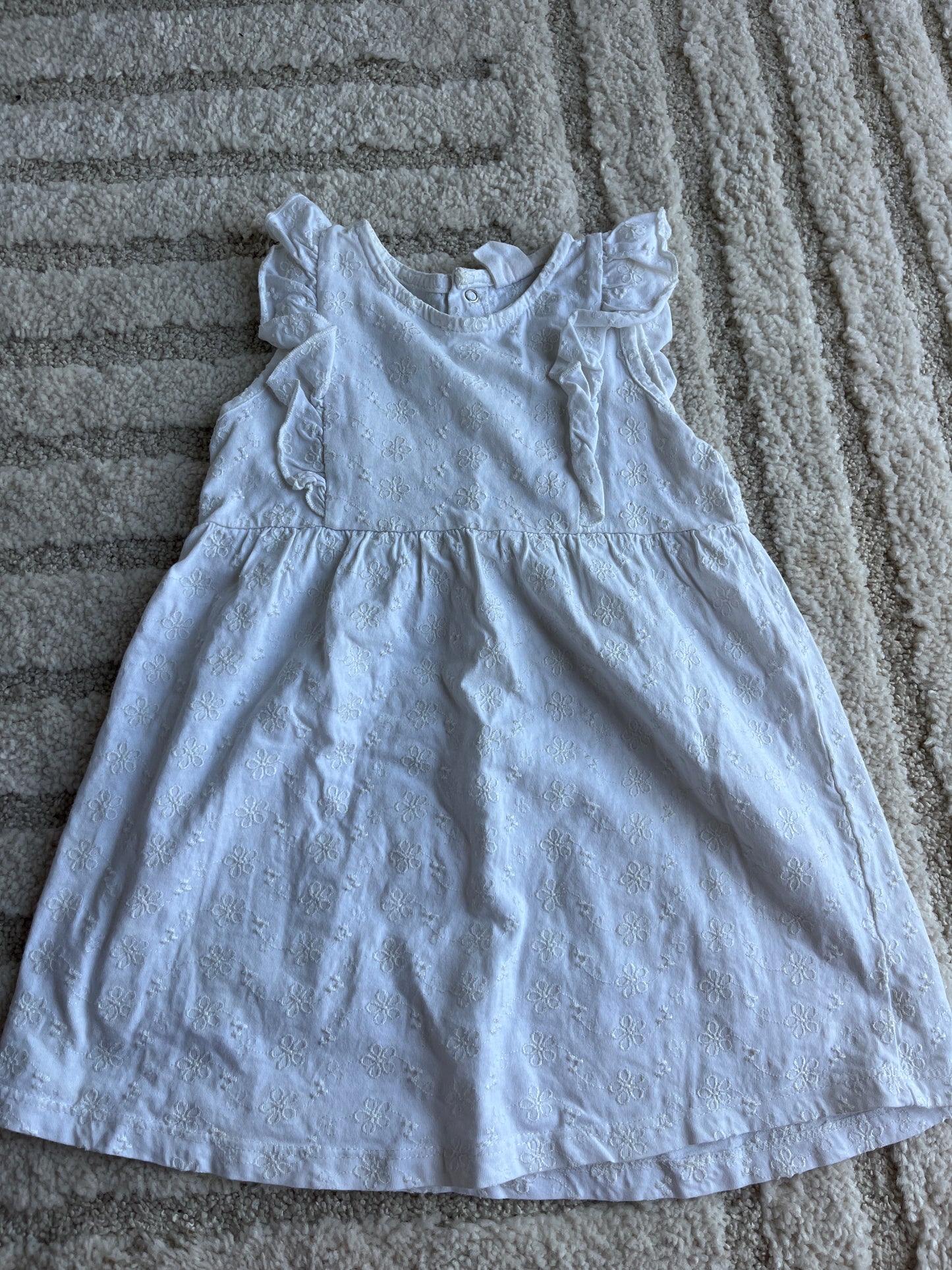 Robe sans manches volantées blanche avec broderies - 98 cm