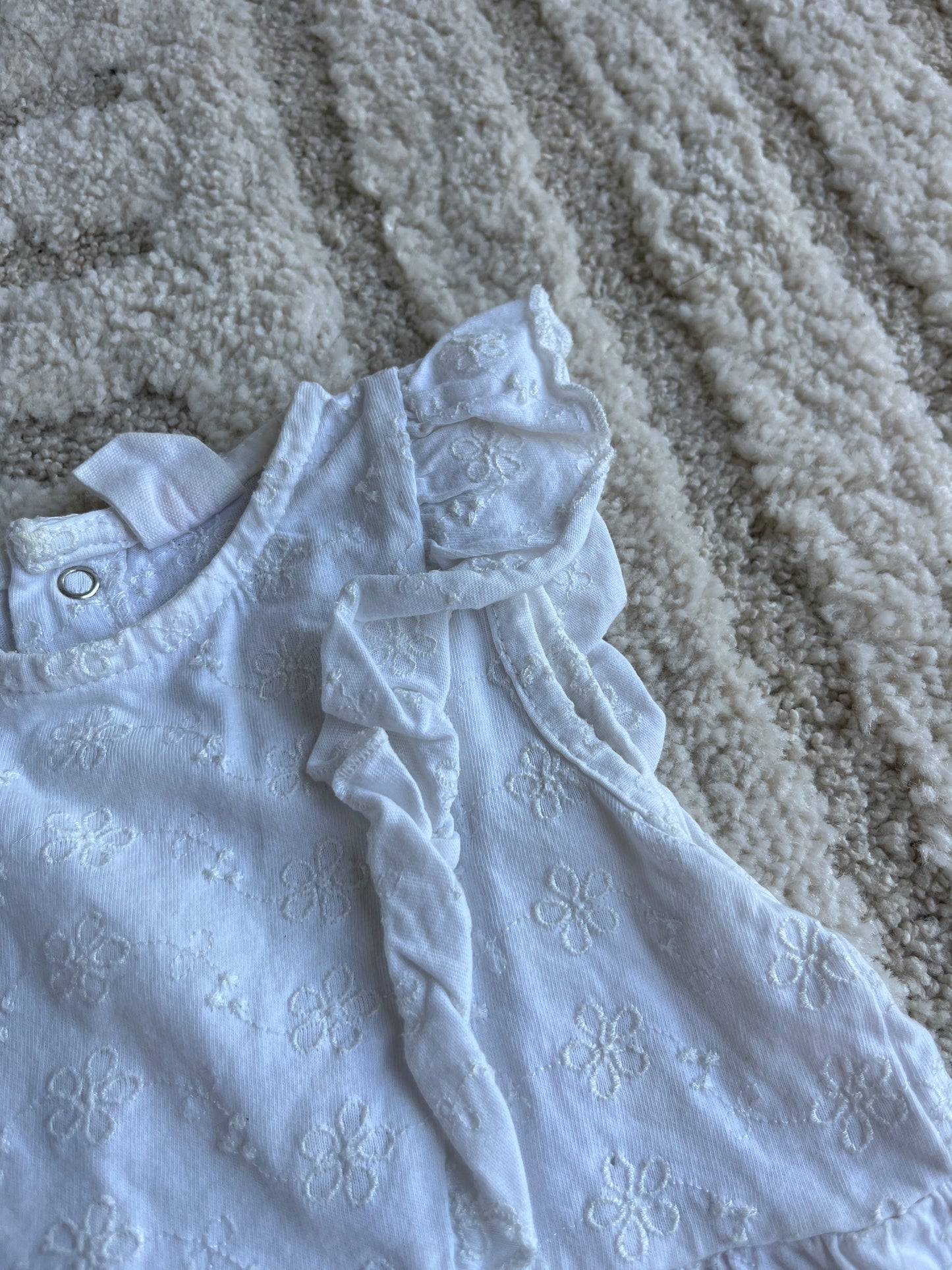 Robe sans manches volantées blanche avec broderies - 98 cm