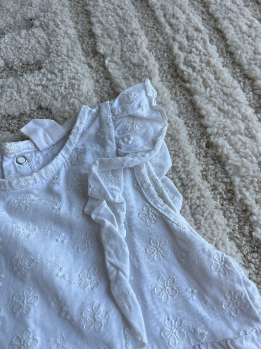 Robe sans manches volantées blanche avec broderies - 98 cm