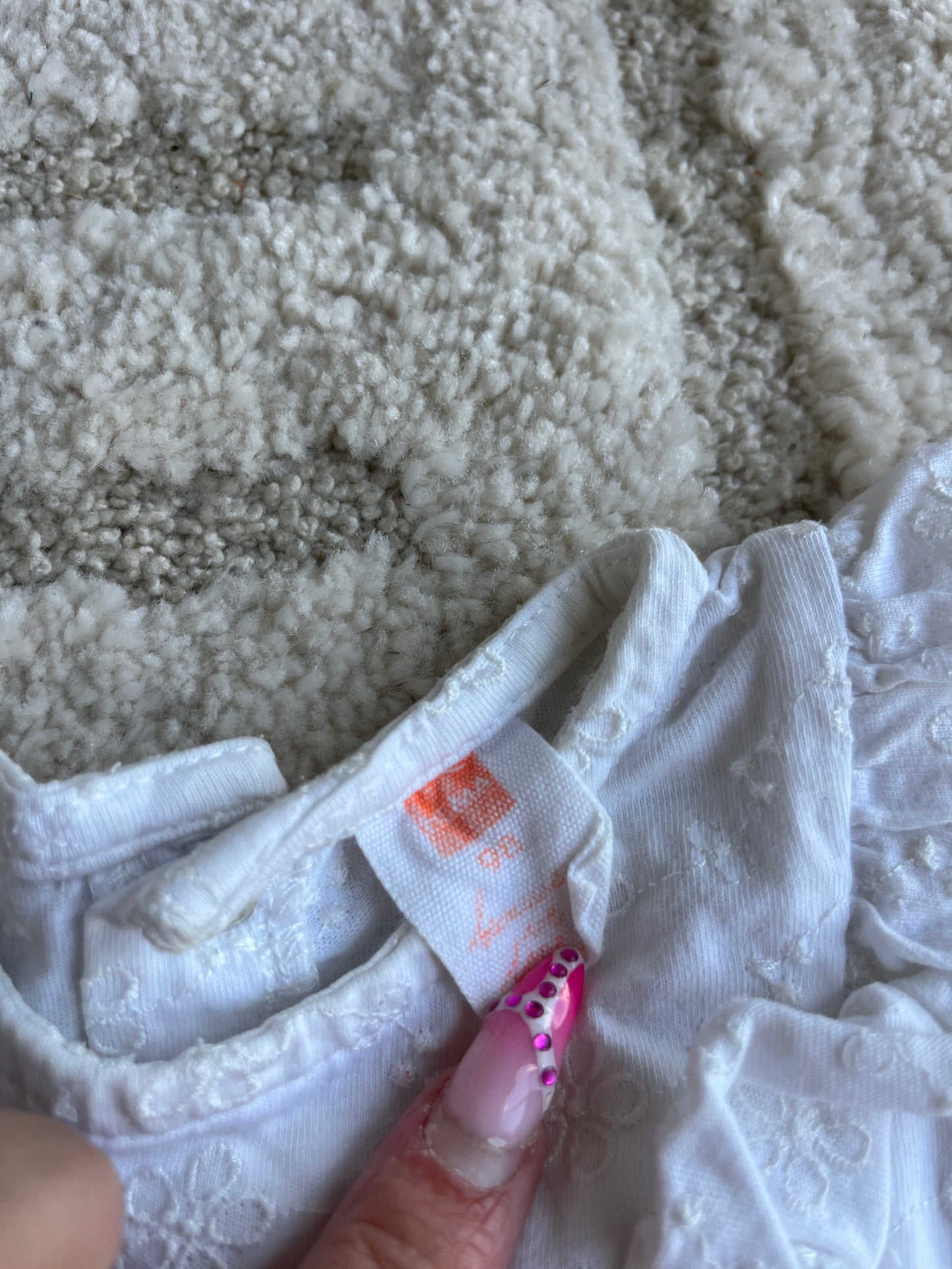 Robe sans manches volantées blanche avec broderies - 98 cm