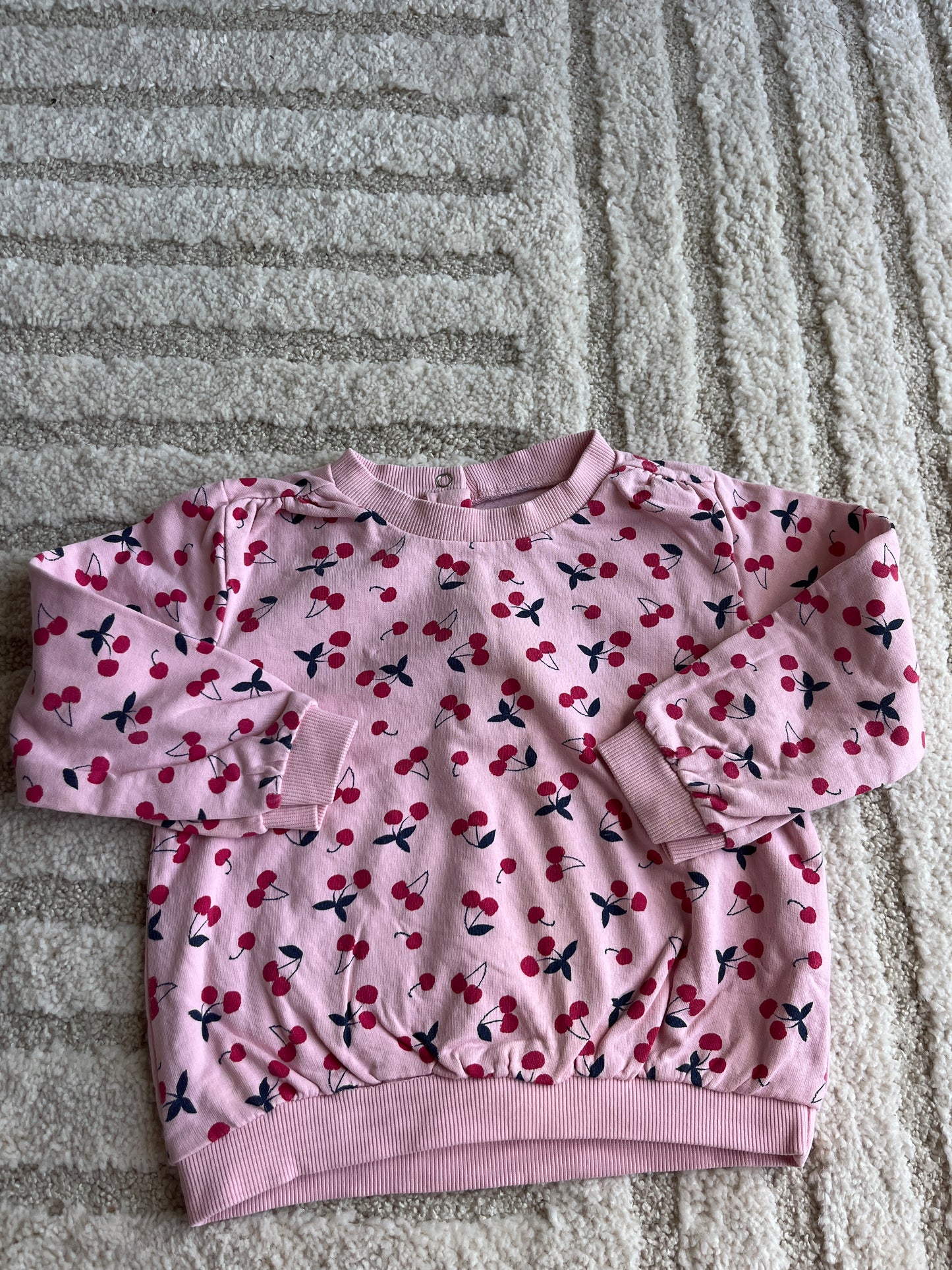 Sweat à manches longues rose motifs cerises - 36 mois