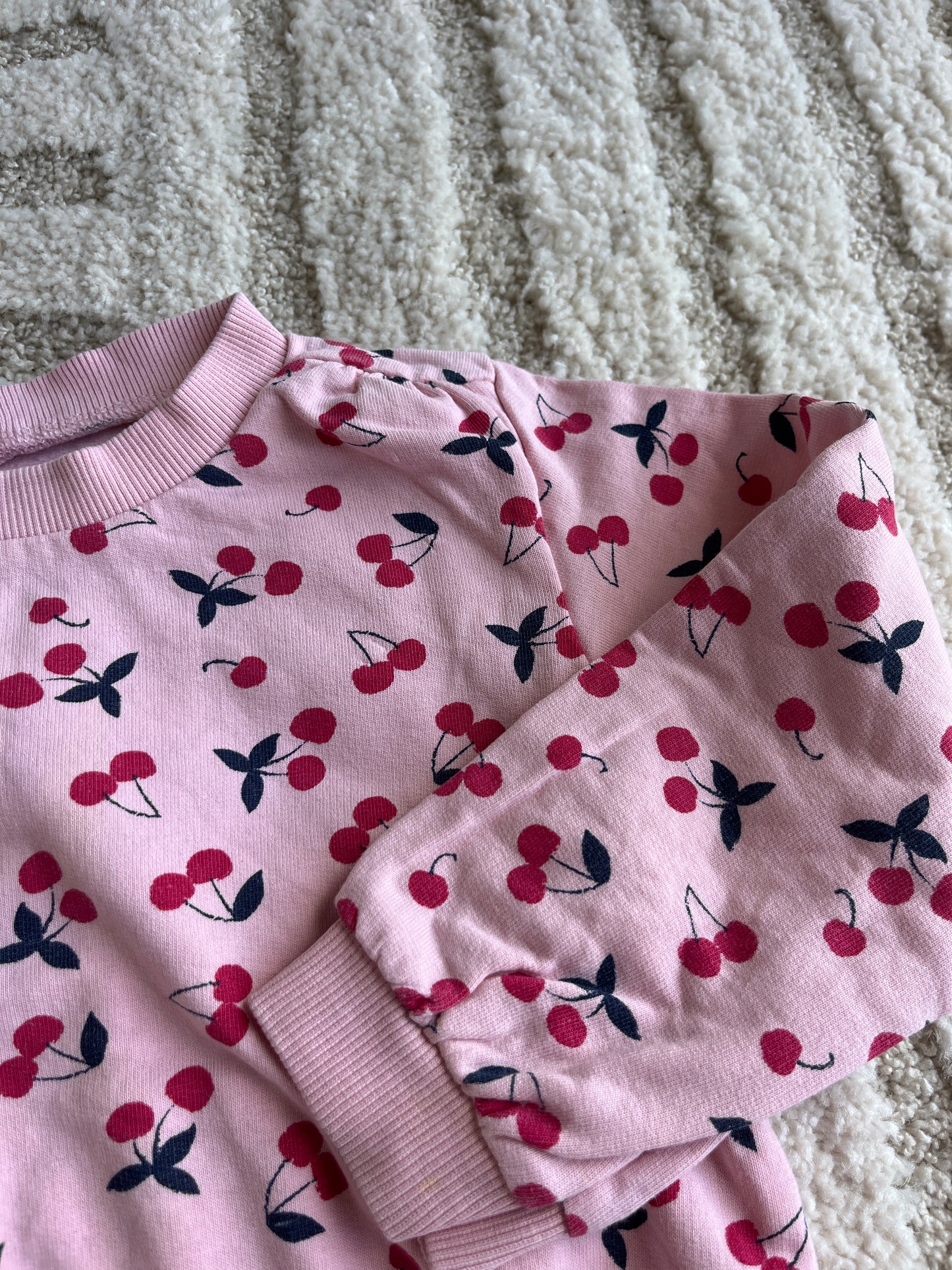 Sweat à manches longues rose motifs cerises - 36 mois