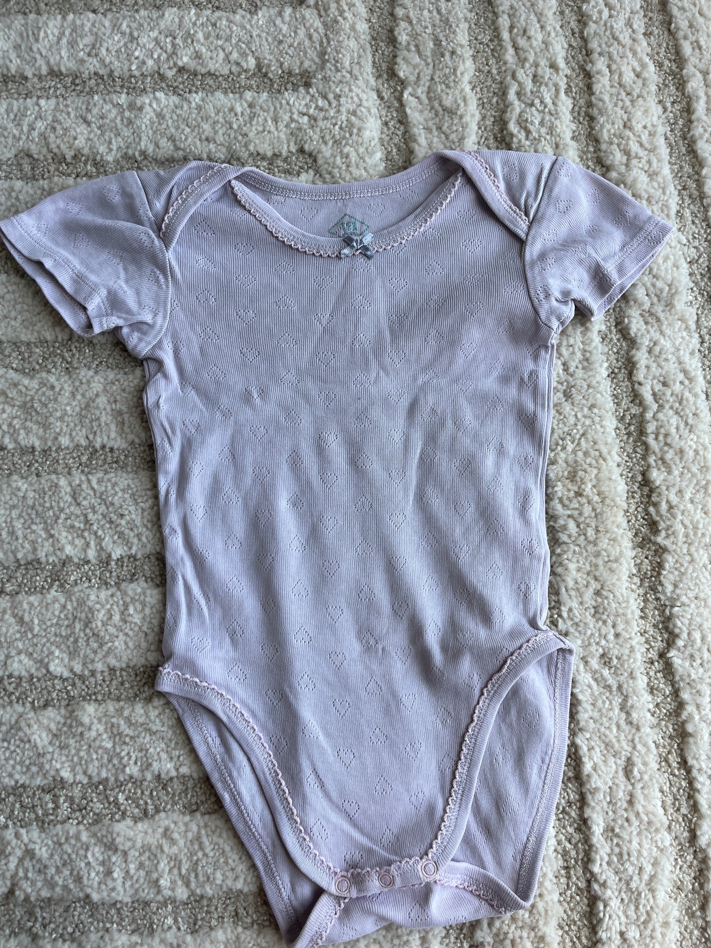 Body à manches courtes rose/lila pale avec petit noeud - 36 mois