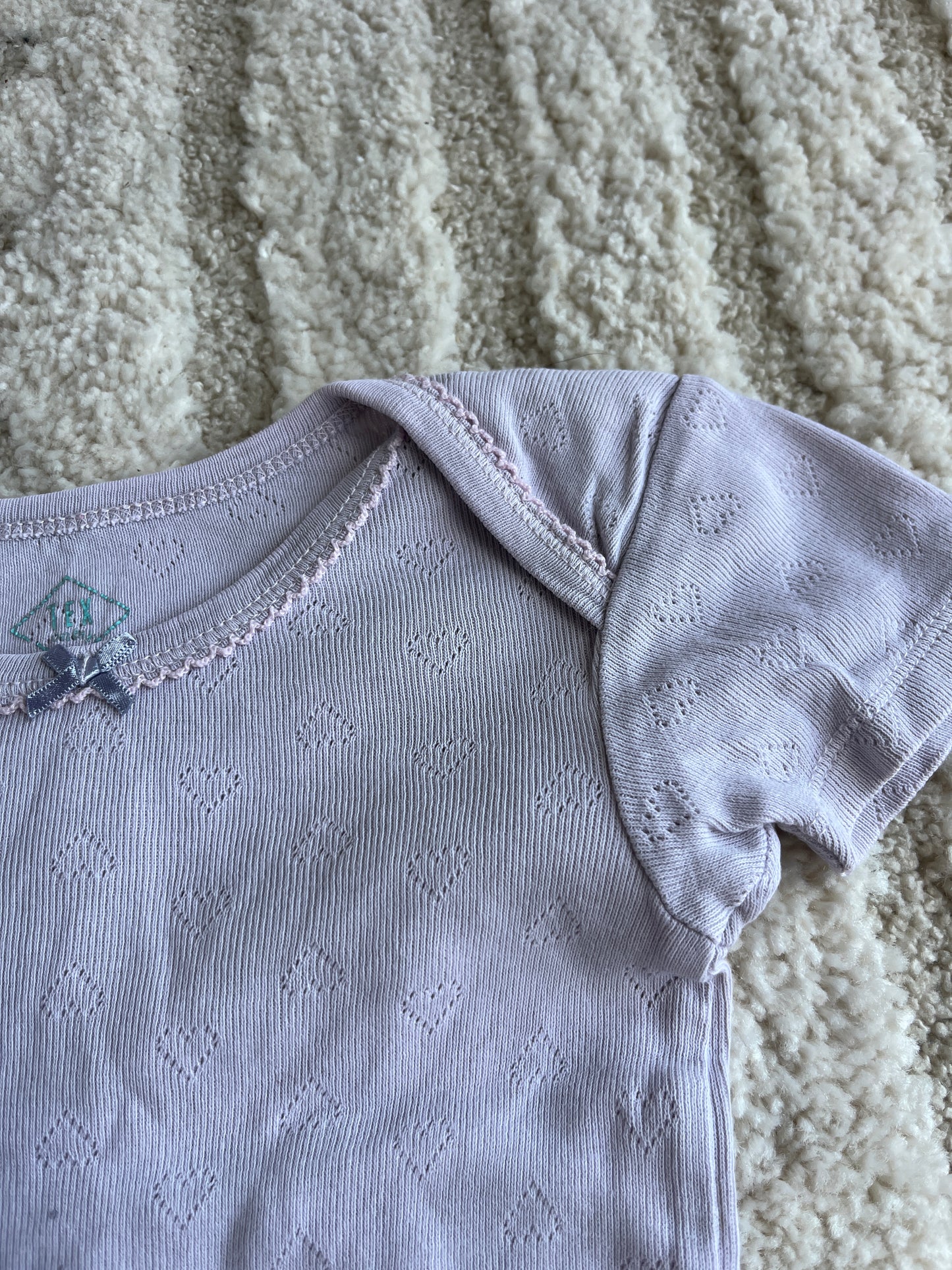 Body à manches courtes rose/lila pale avec petit noeud - 36 mois