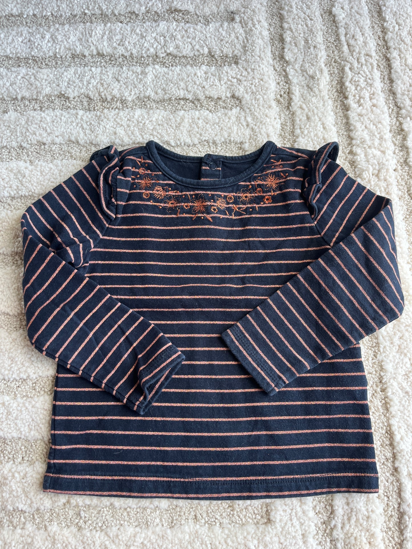Pull à manches longues noir détails orangés brodés - 4 ans