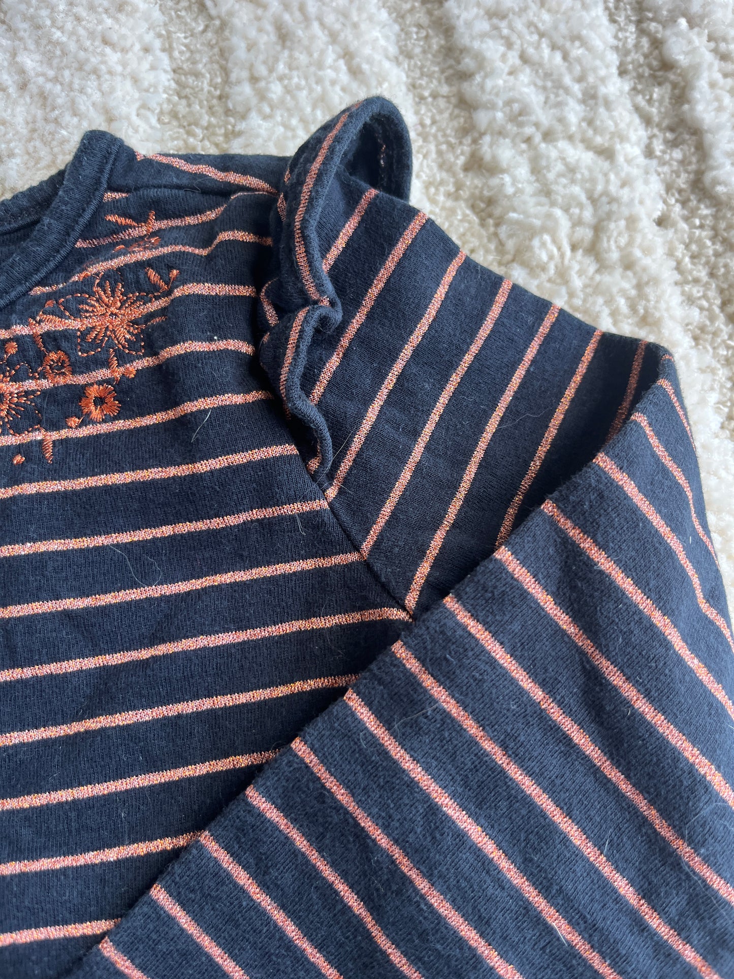 Pull à manches longues noir détails orangés brodés - 4 ans