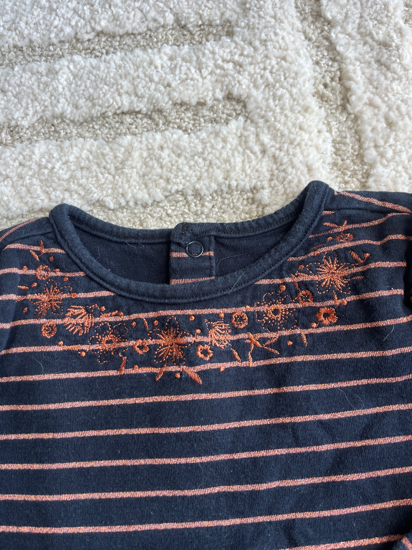 Pull à manches longues noir détails orangés brodés - 4 ans