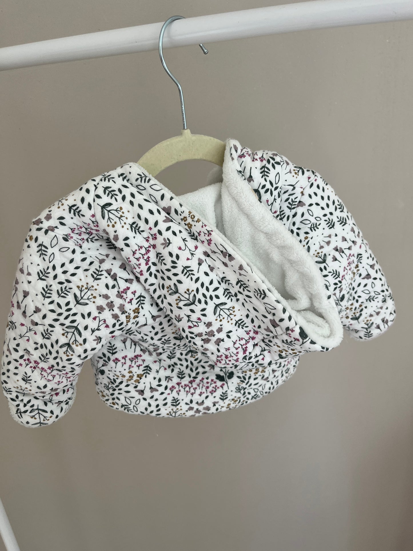 Veste à manches longues et à capuche blanc motifs fleurs - 6 mois