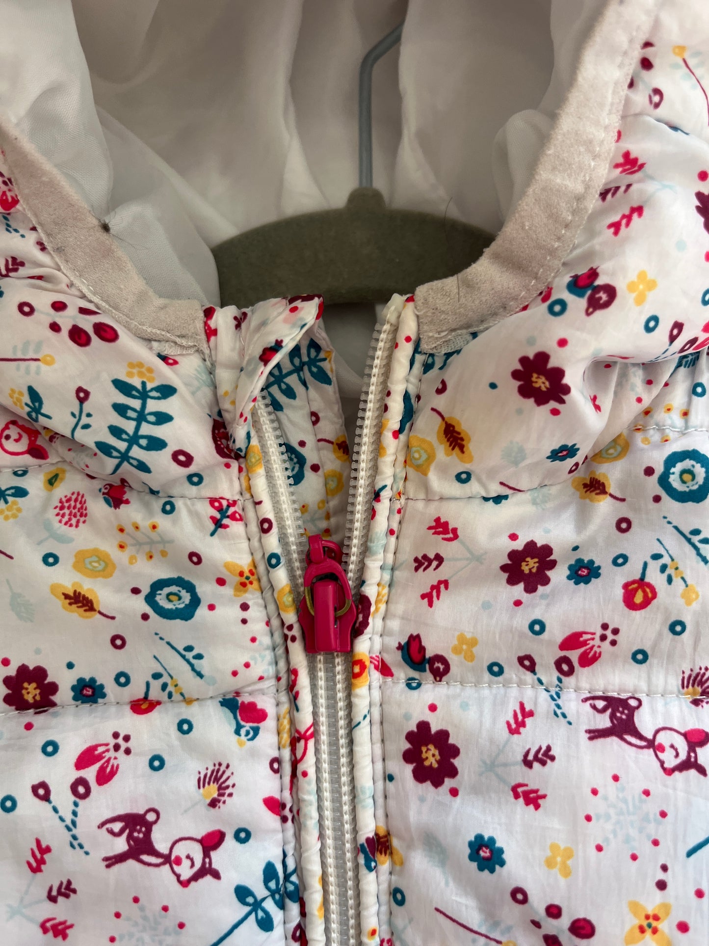 Doudoune à manches longues et à capuche blanc motifs fleurs - 18 mois