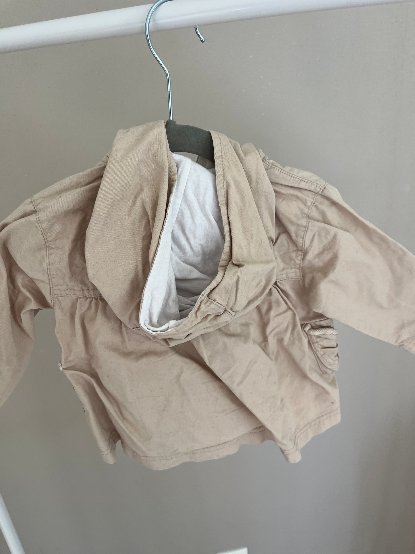 Trench à manches longues beige et détails fleurs blanches - 18 mois