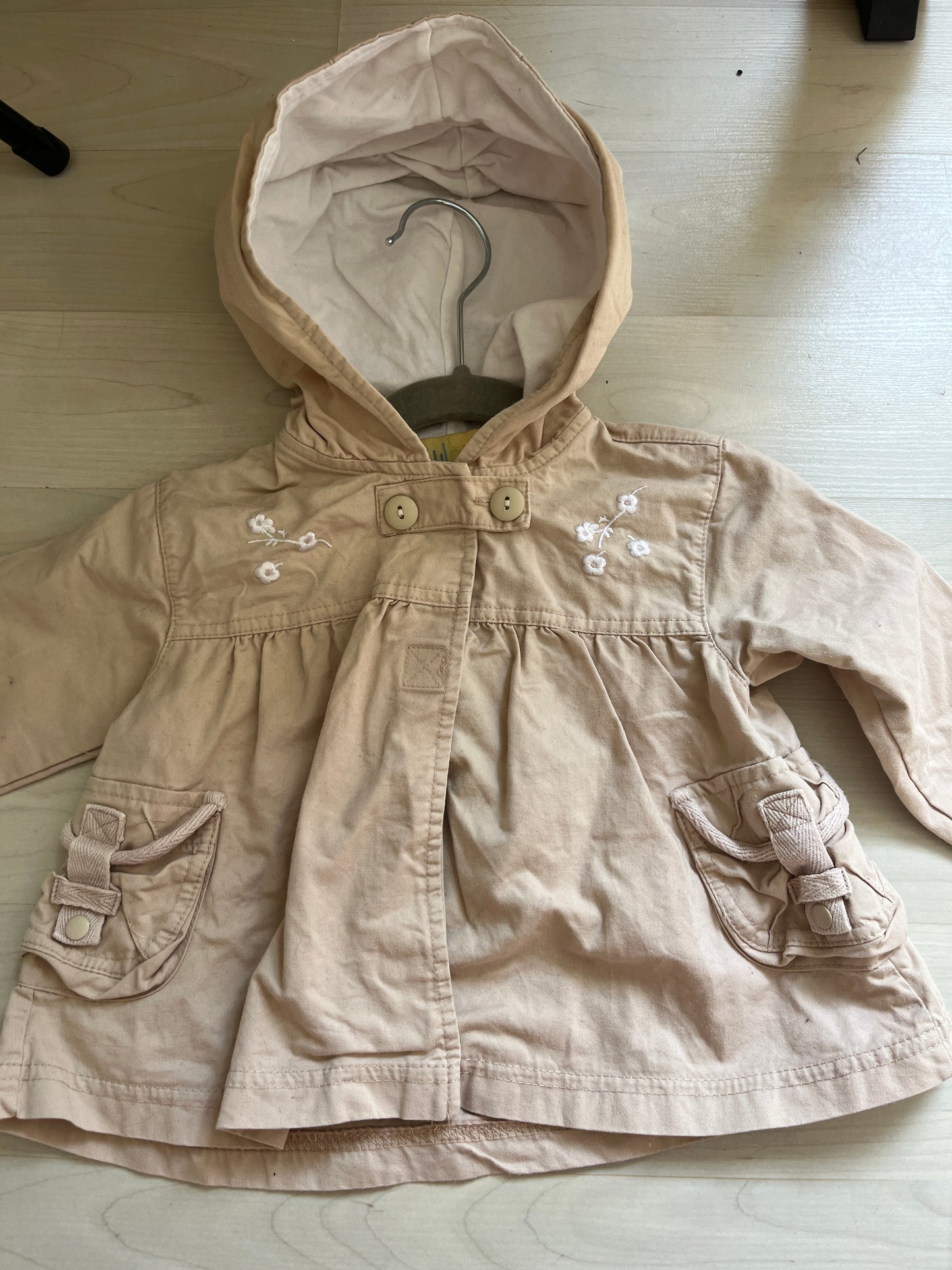 Trench à manches longues beige et détails fleurs blanches - 18 mois