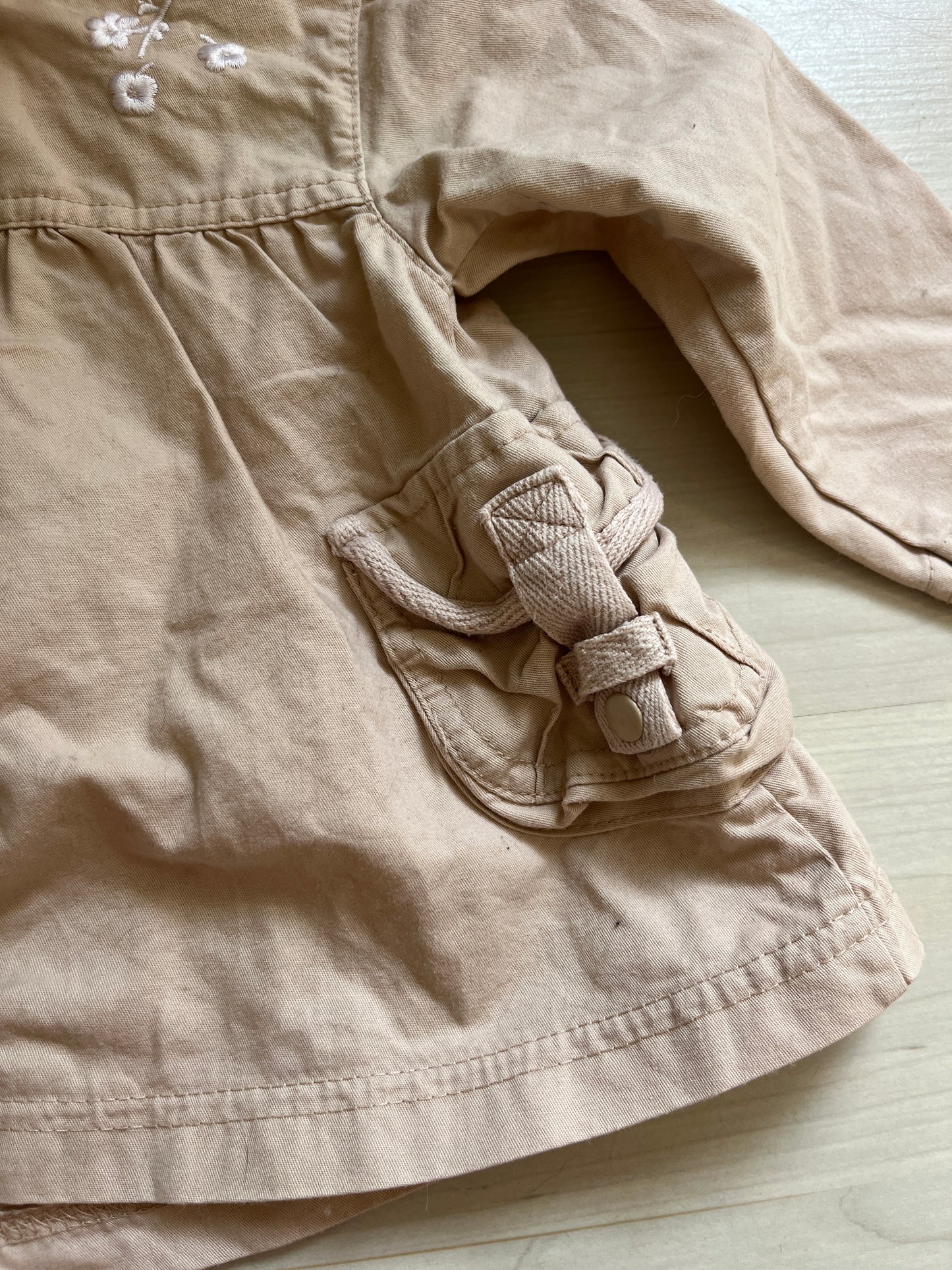 Trench à manches longues beige et détails fleurs blanches - 18 mois