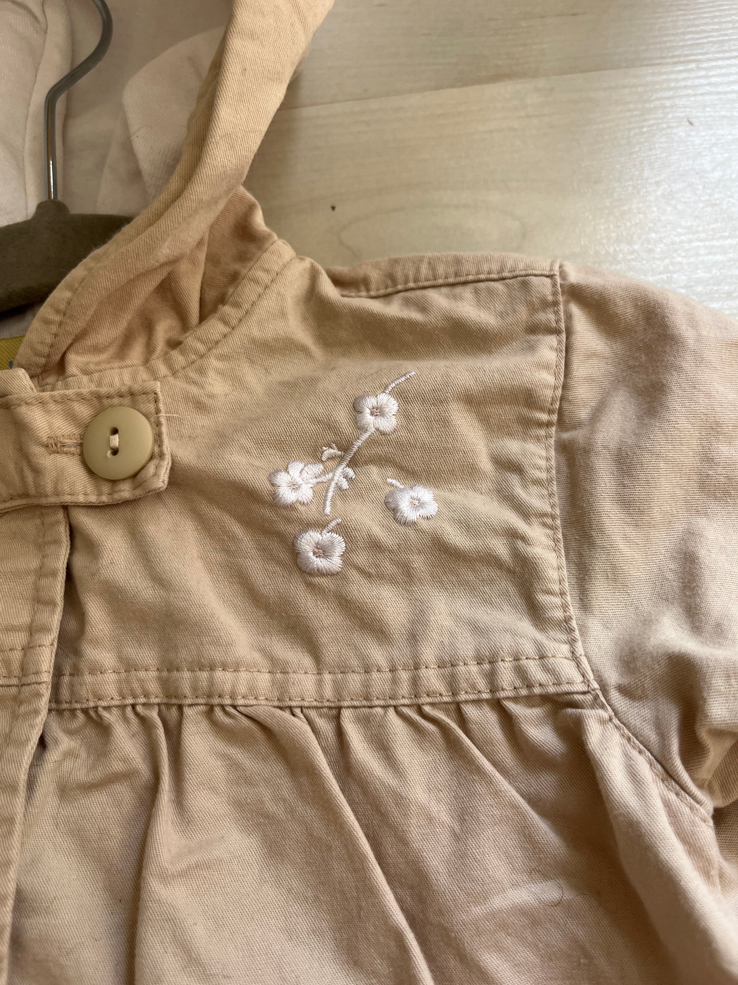 Trench à manches longues beige et détails fleurs blanches - 18 mois