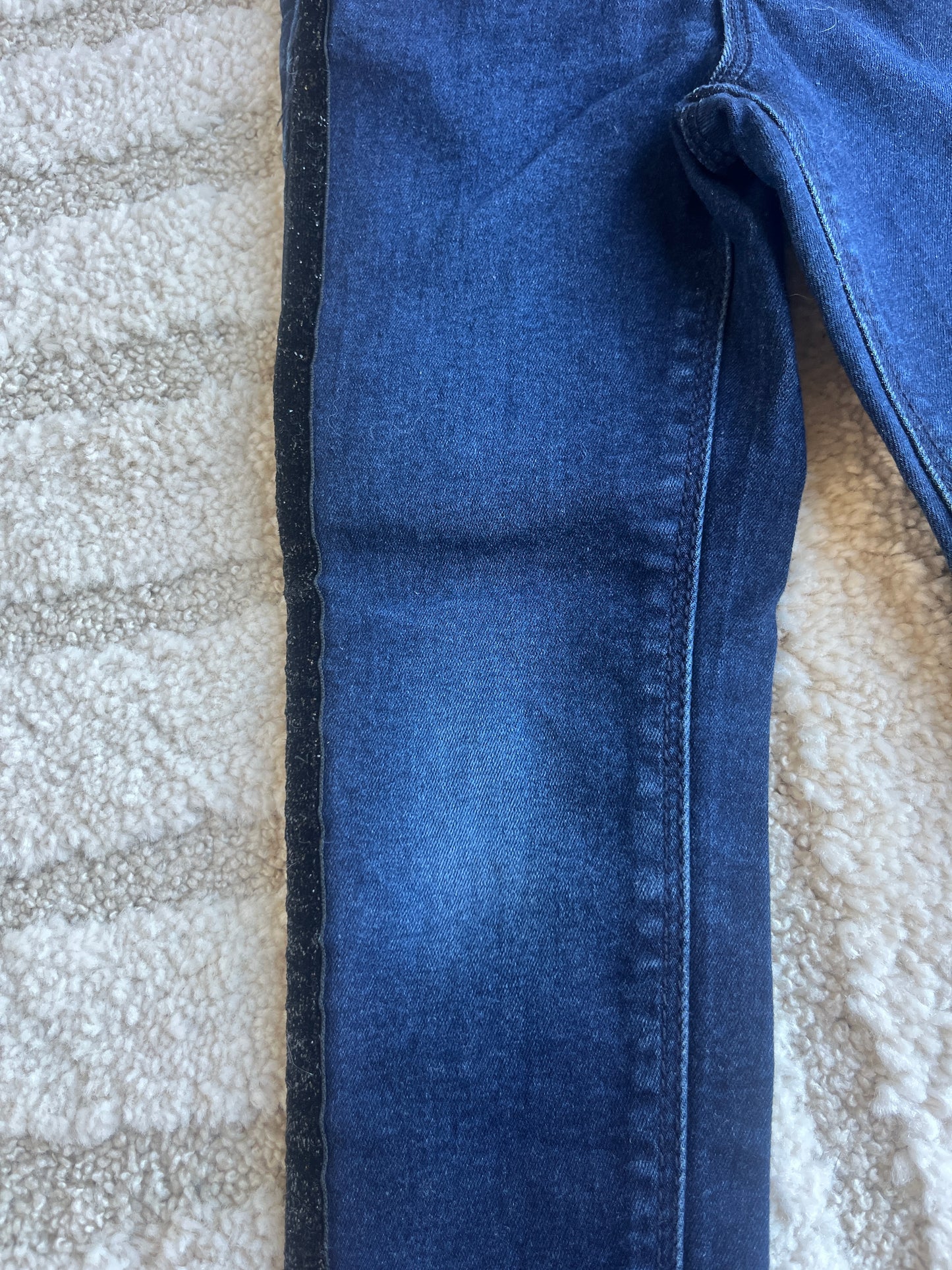 Jean bleu skinny avec détails paillettes noires - 4 ans