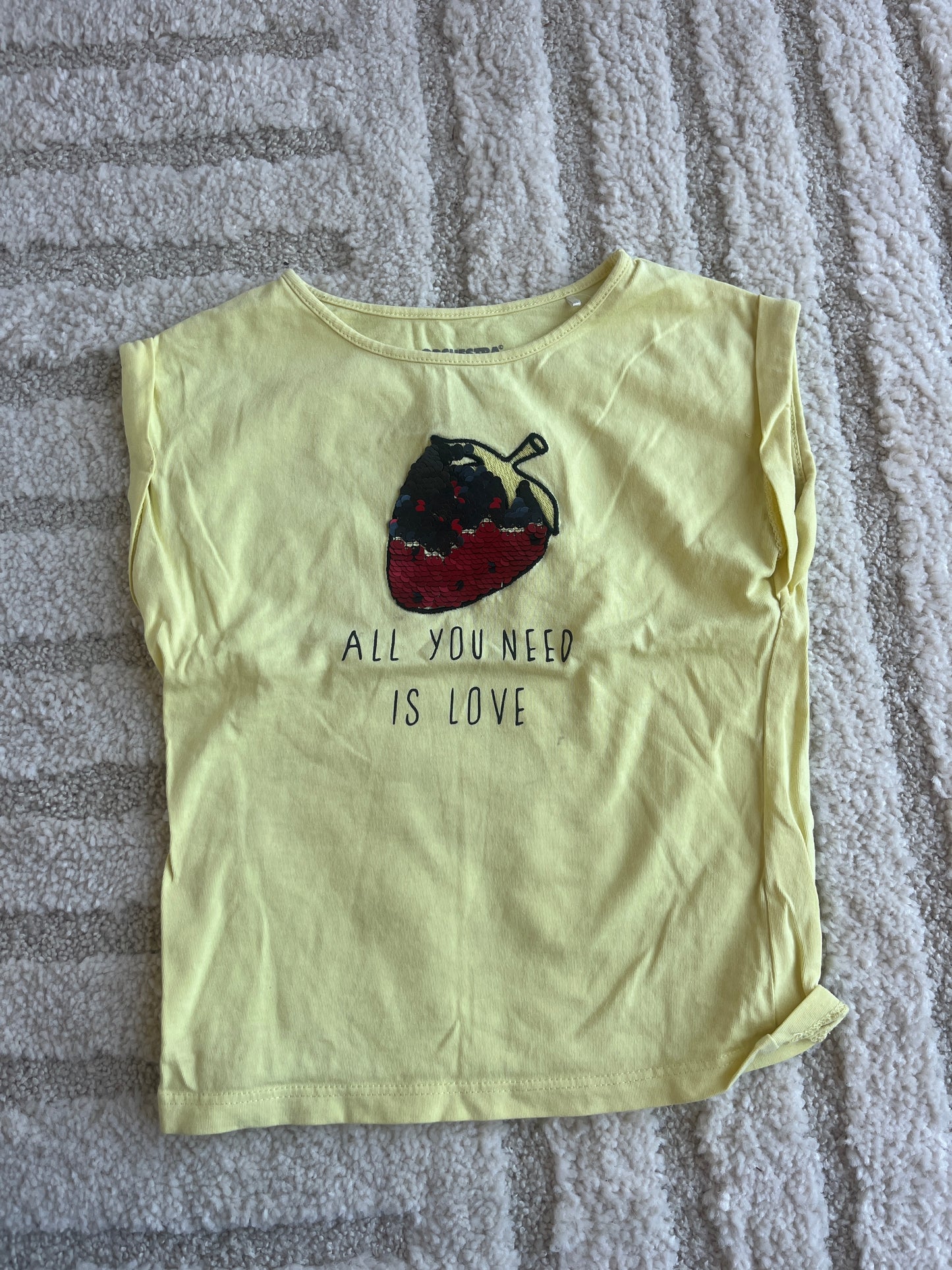 T-shirt à manches courtes jaune motif fraise « all you need is love » - 4 ans