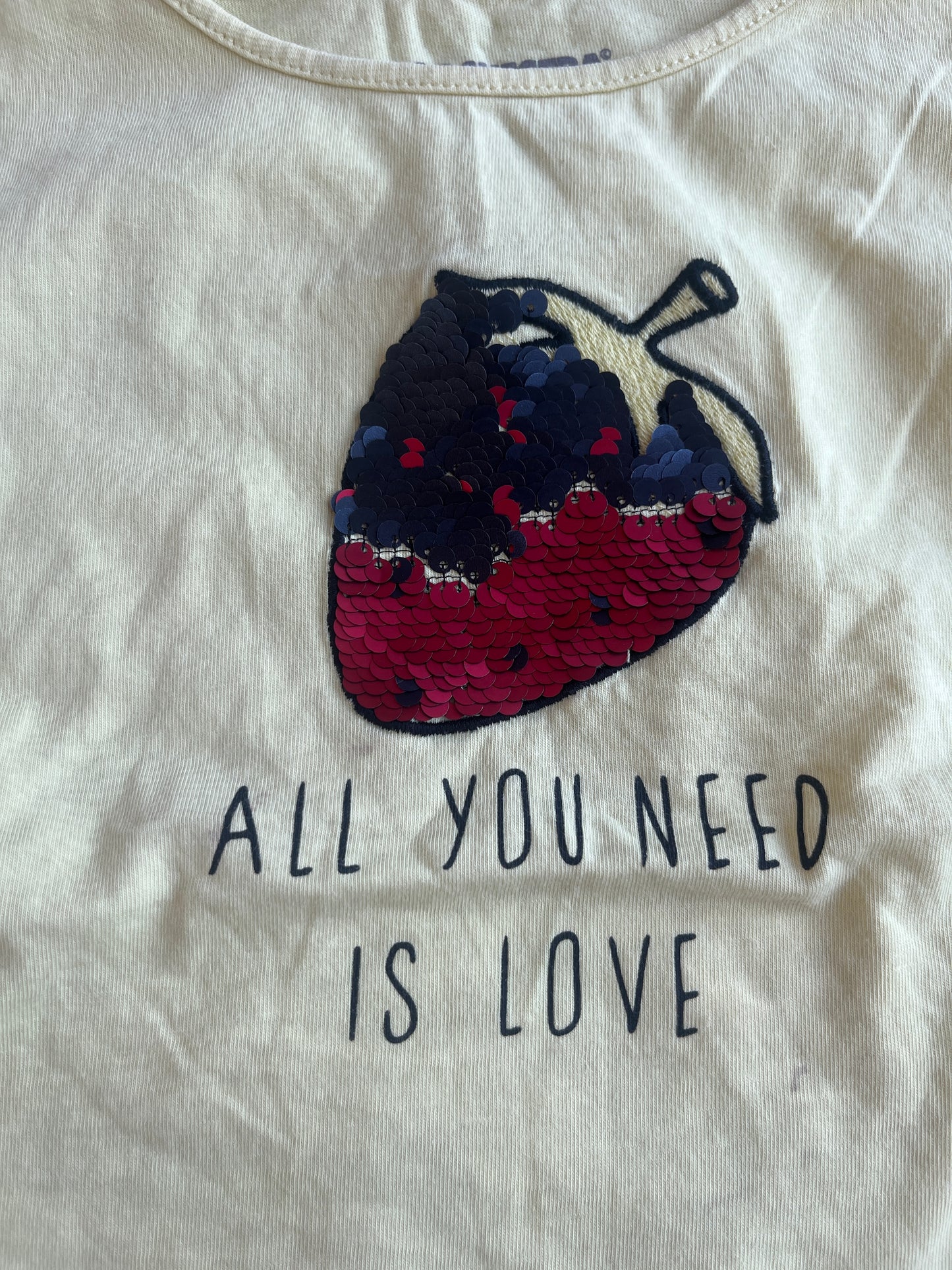 T-shirt à manches courtes jaune motif fraise « all you need is love » - 4 ans