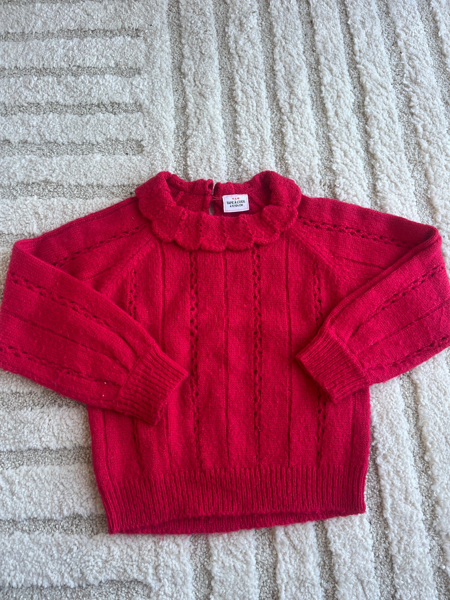 Pull à col volanté et broderies rouge TAO - 4 ans