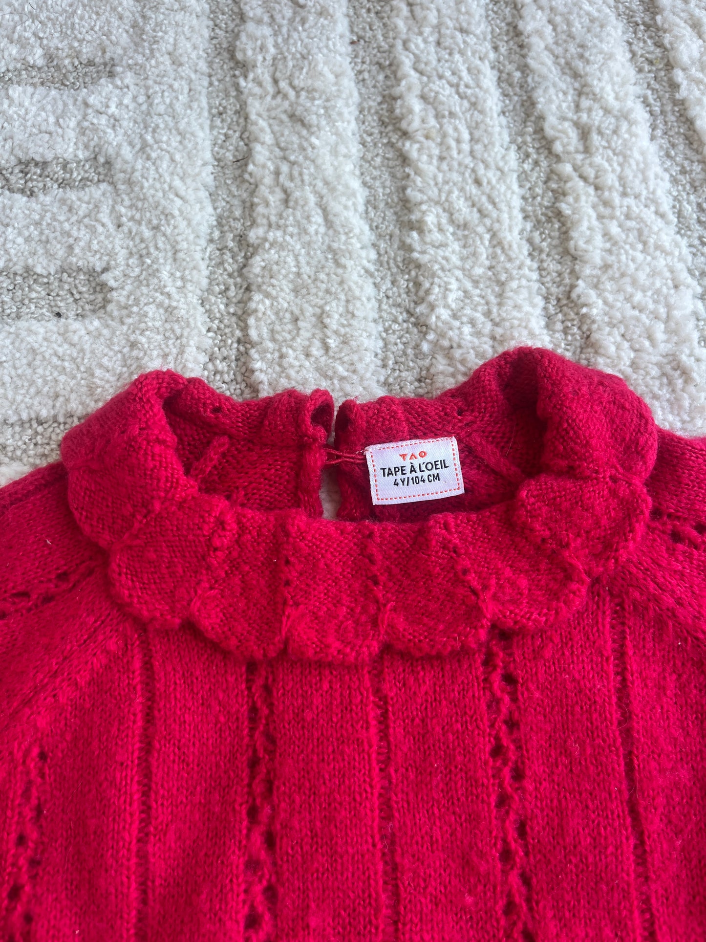 Pull à col volanté et broderies rouge TAO - 4 ans