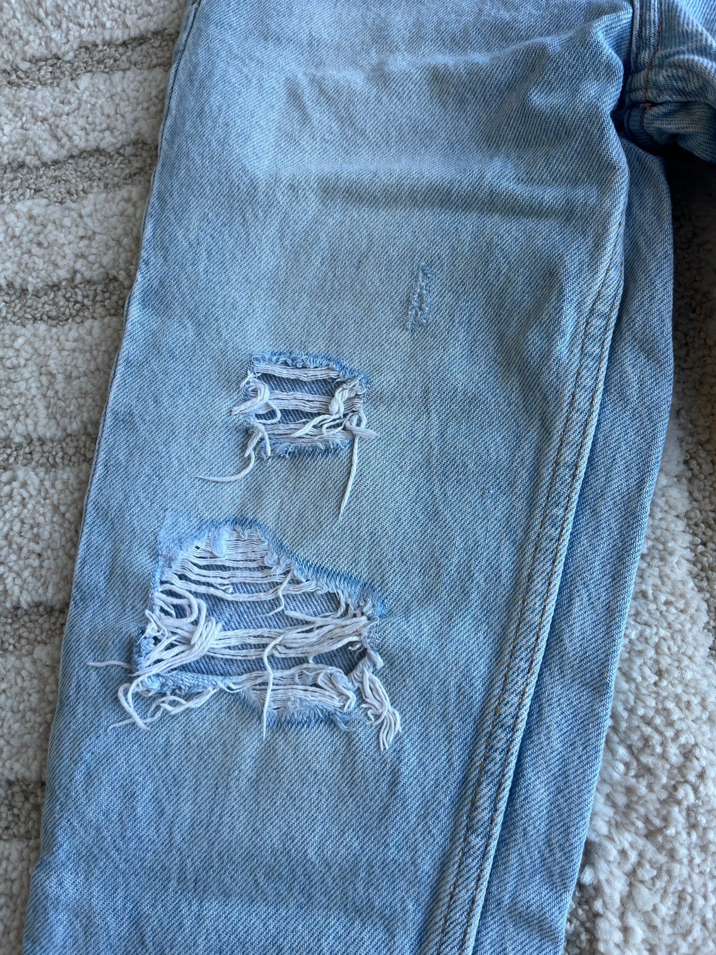 Jean mom bleu clair troué - 7/8 ans (128 cm)