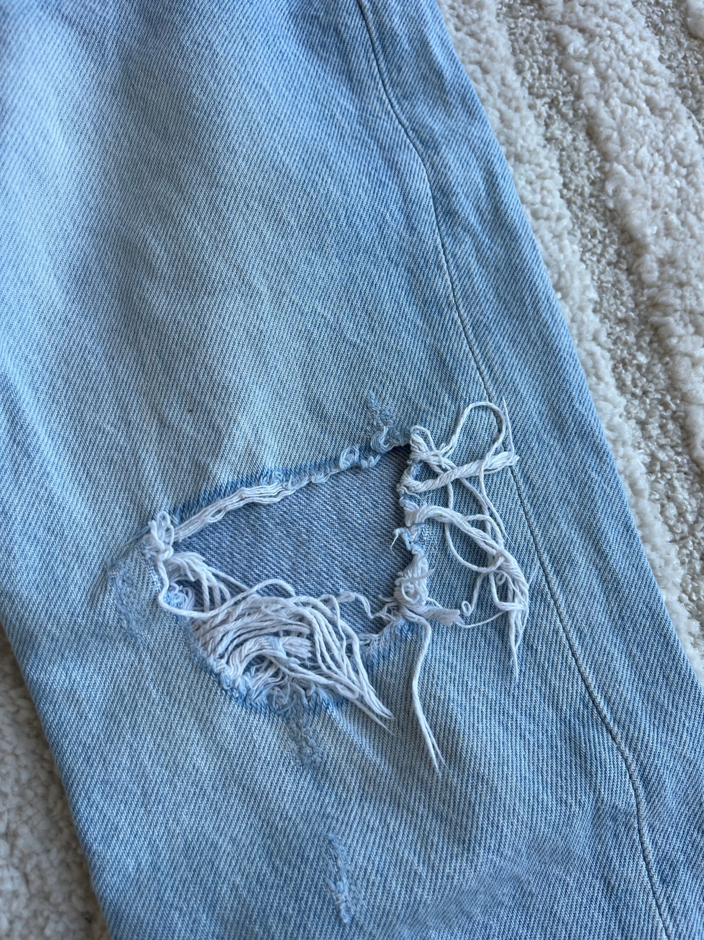 Jean mom bleu clair troué - 7/8 ans (128 cm)
