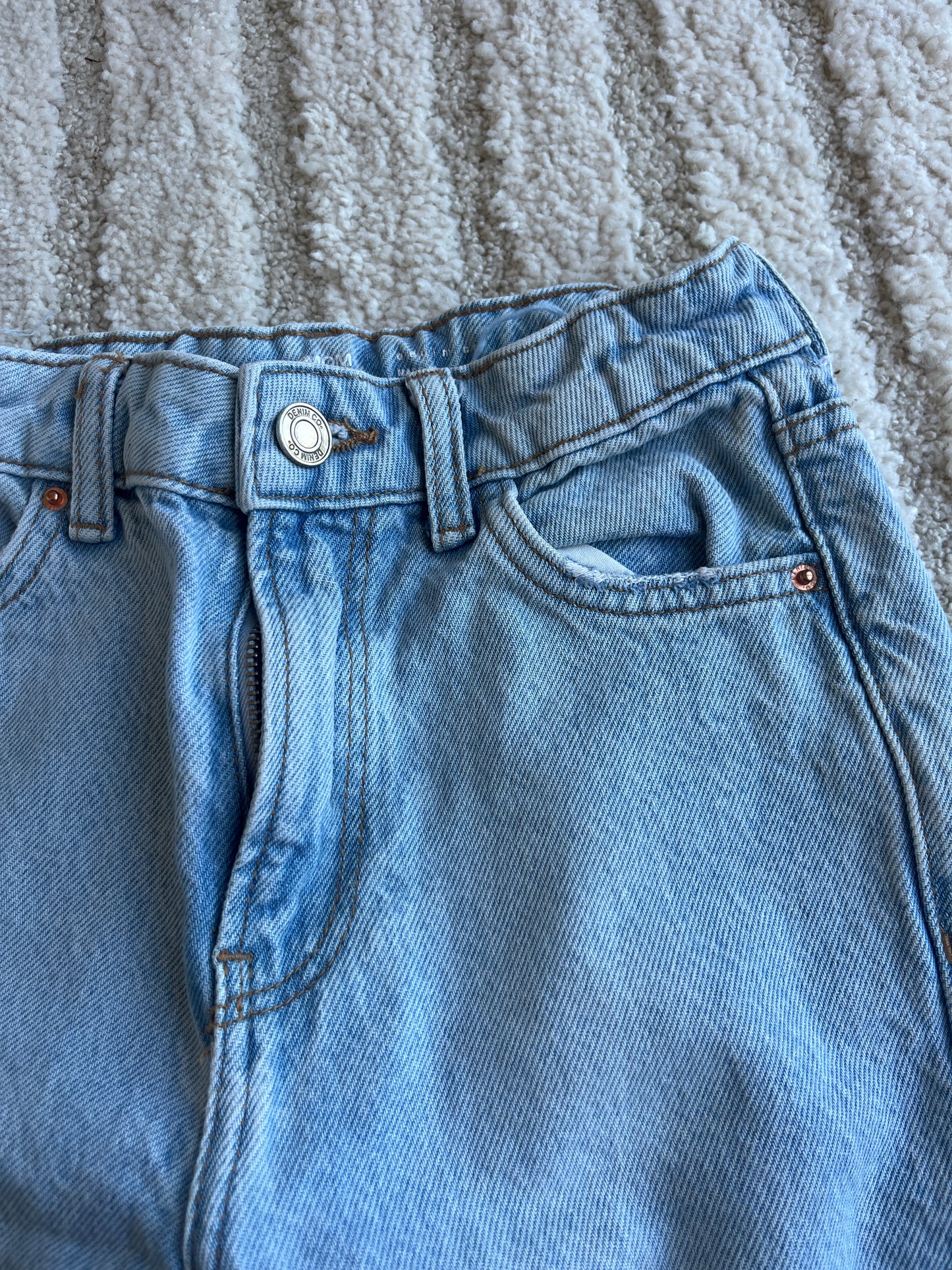 Jean mom bleu clair troué - 7/8 ans (128 cm)