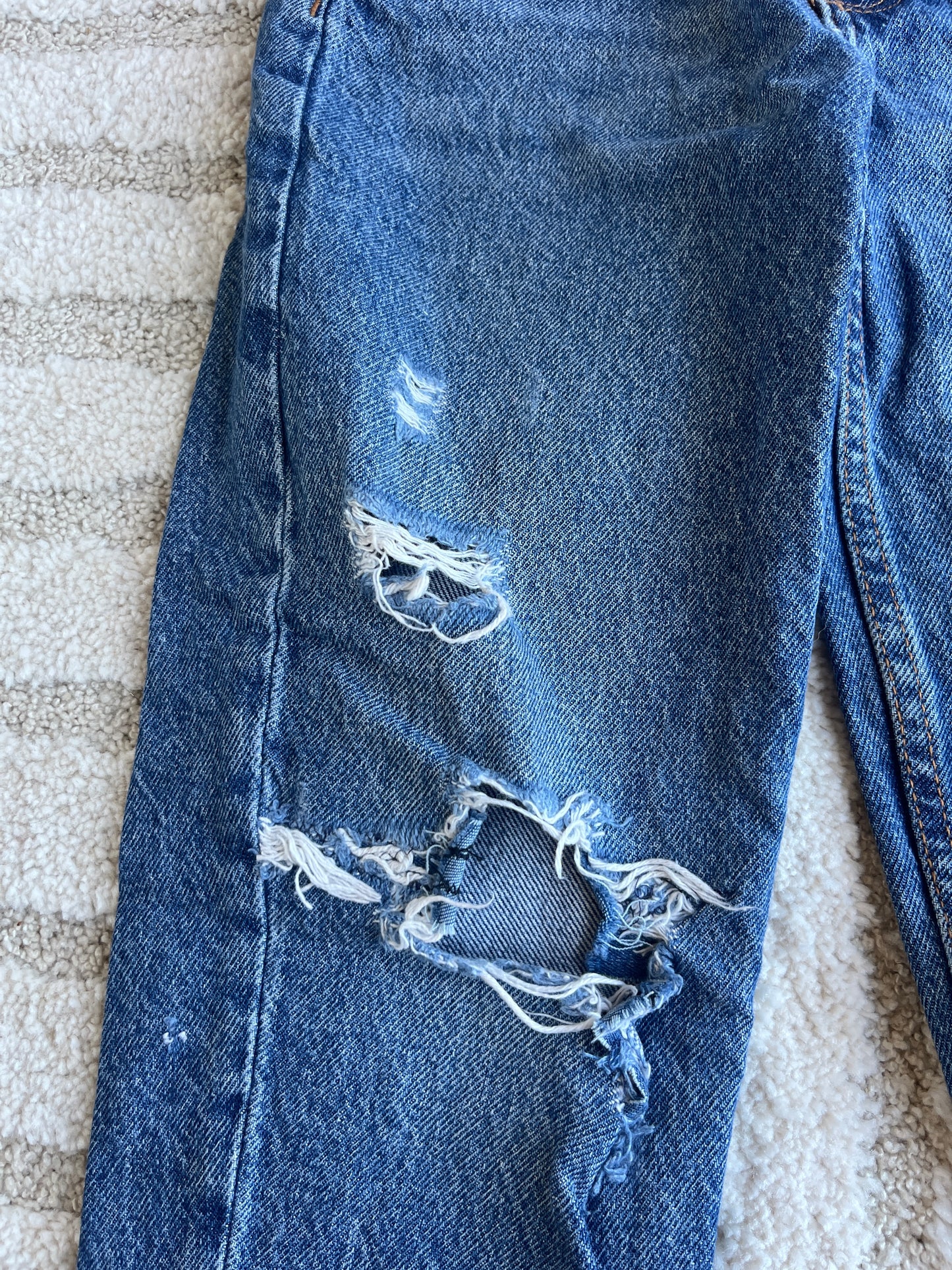 Jean mom bleu troué - 7/8 ans (128 cm)