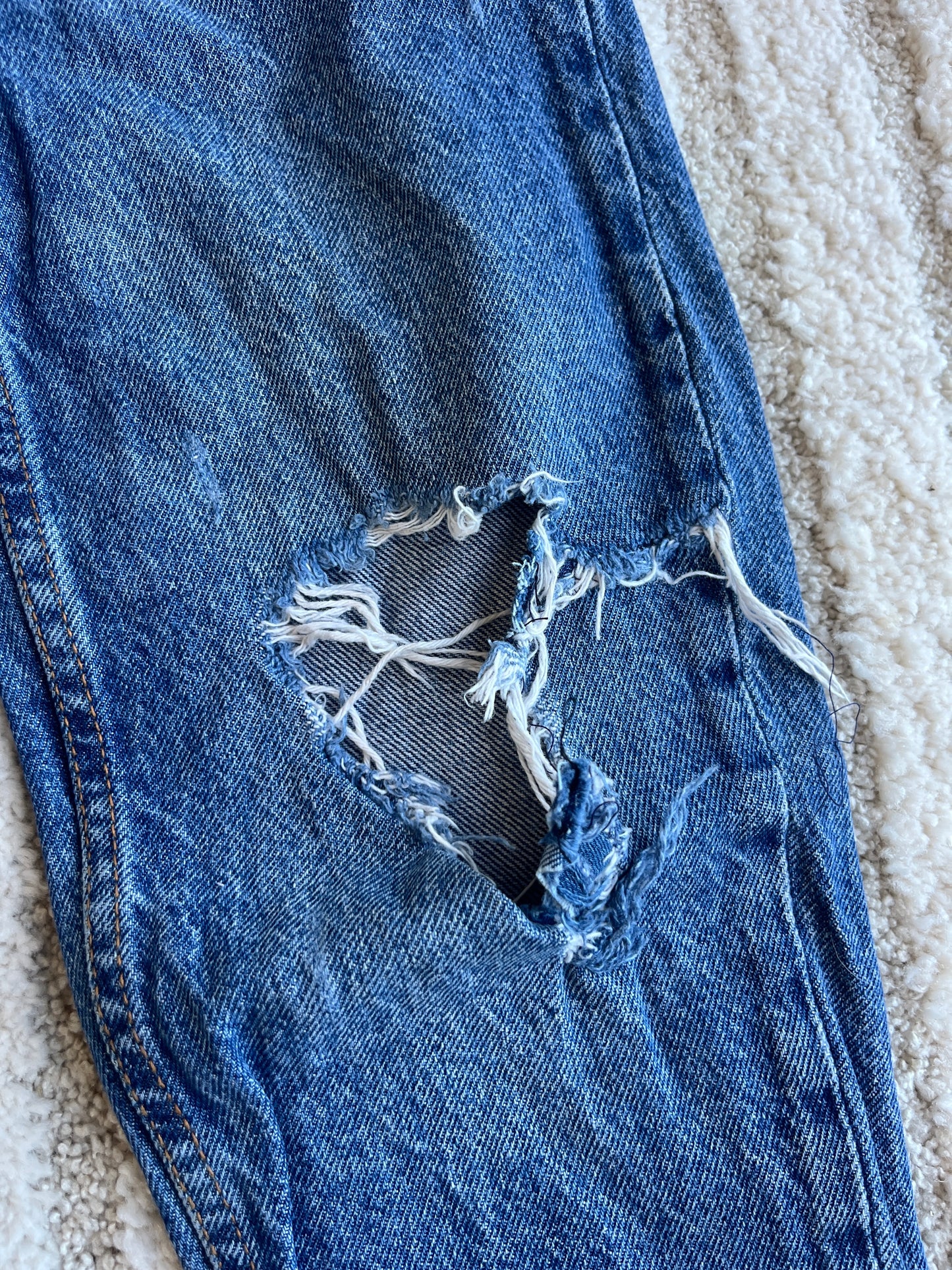 Jean mom bleu troué - 7/8 ans (128 cm)