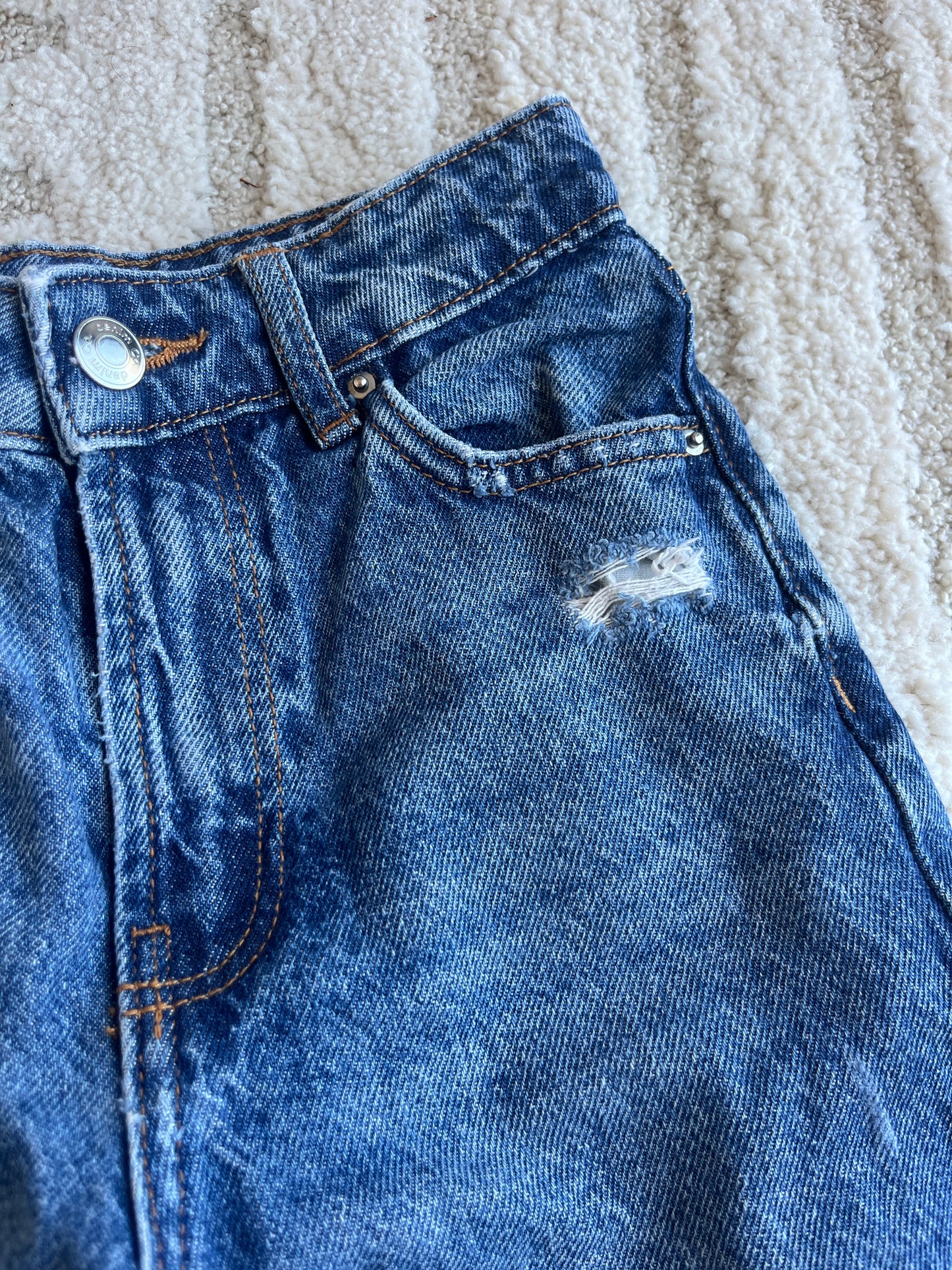 Jean mom bleu troué - 7/8 ans (128 cm)