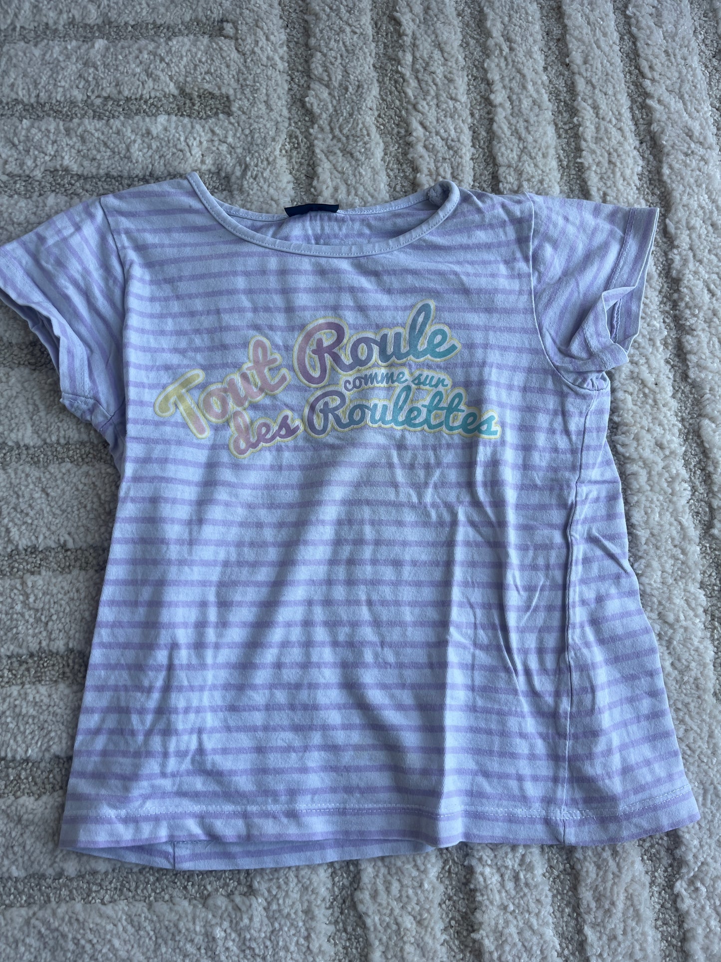 T-shirt à manches courtes violet « tout roule comme sur des roulettes » - 8 ans