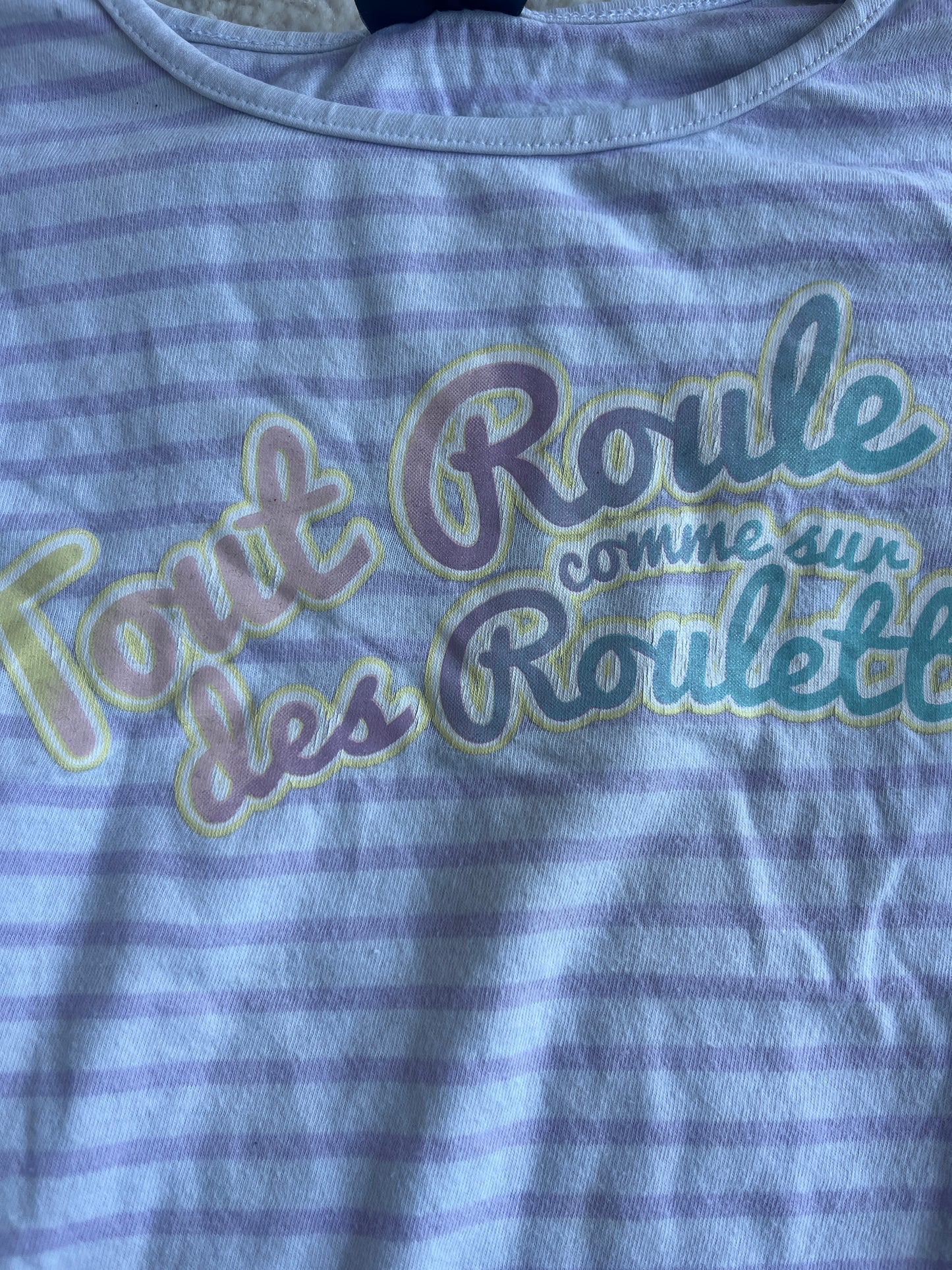 T-shirt à manches courtes violet « tout roule comme sur des roulettes » - 8 ans