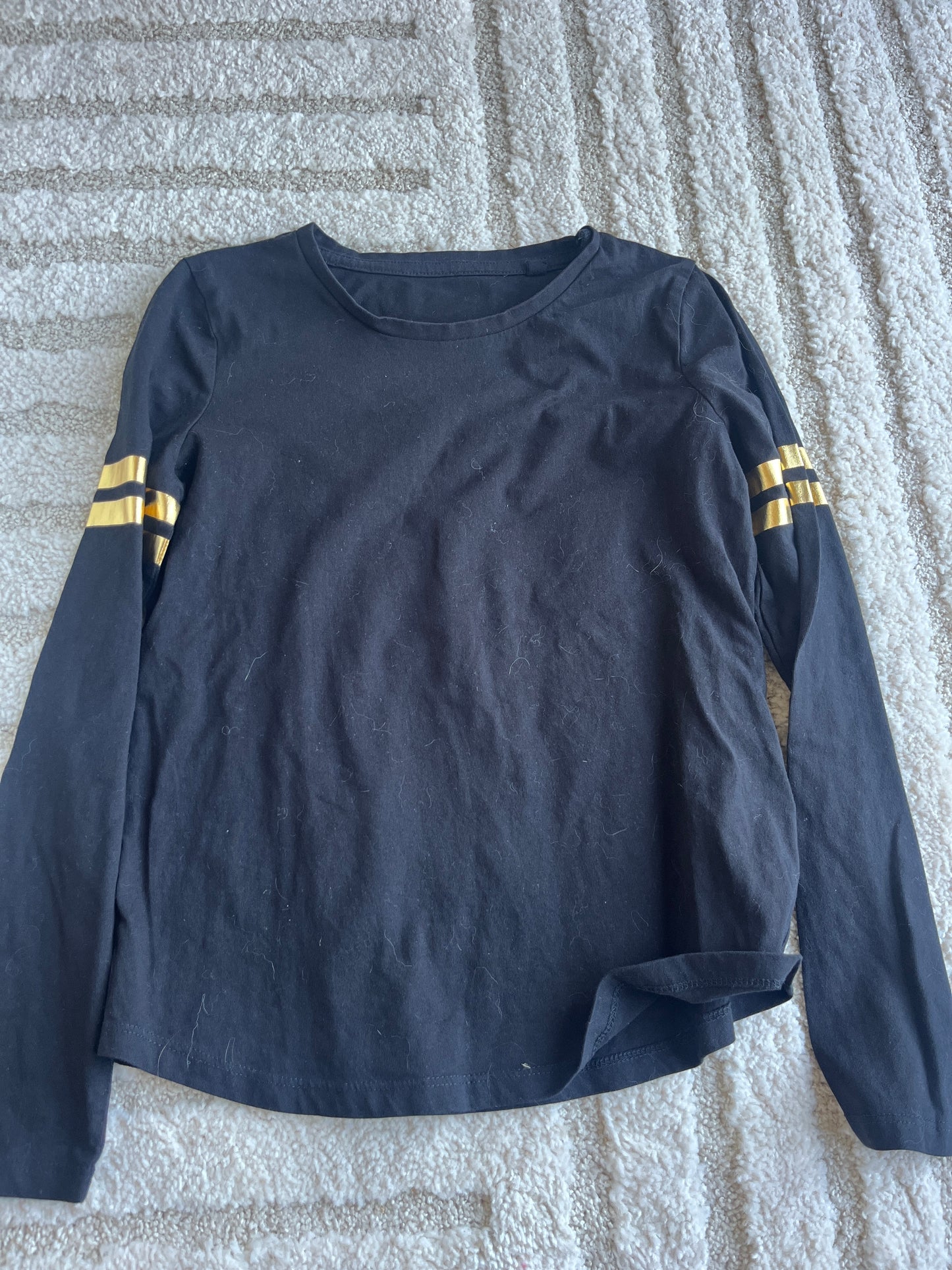 T-shirt à manches longues noir avec bandes dorées - 146/152 cm