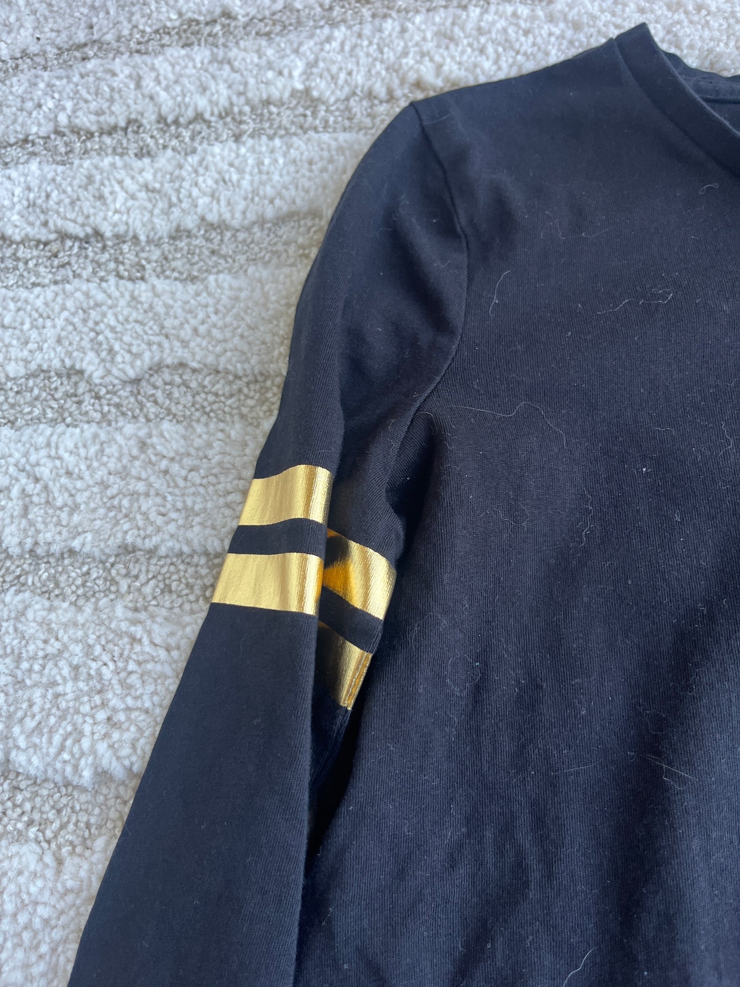 T-shirt à manches longues noir avec bandes dorées - 146/152 cm