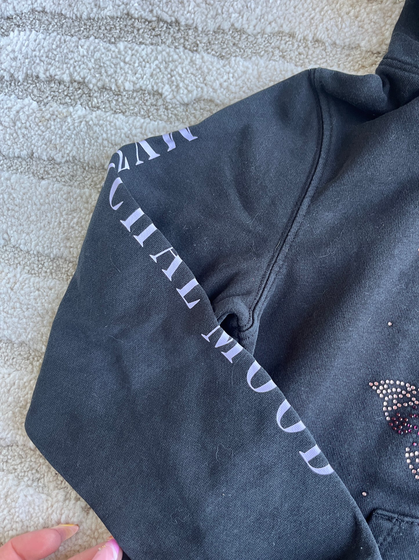 Sweat à manches longues et capuche noir motifs papillons strass rose H&M - 8/10 ans
