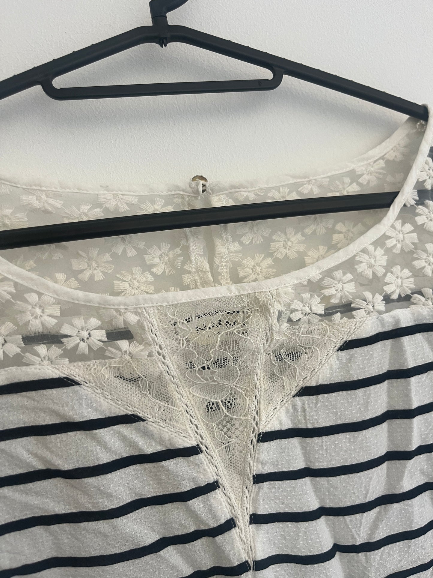 T-shirt à manches courtes blanc rayé noir avec dentelle Naf Naf - M