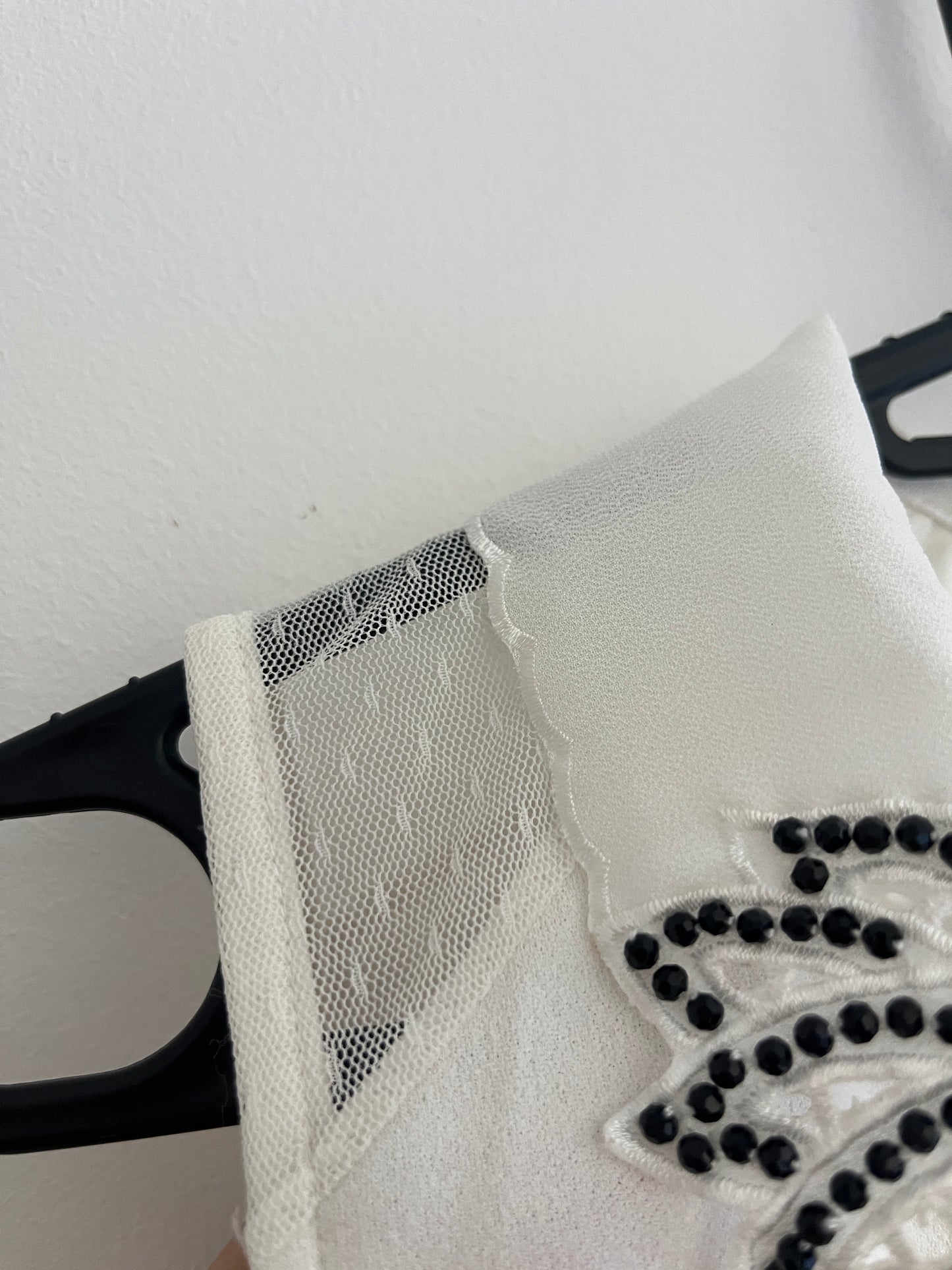 Top sans manches blancs avec perles noires Morgan - M
