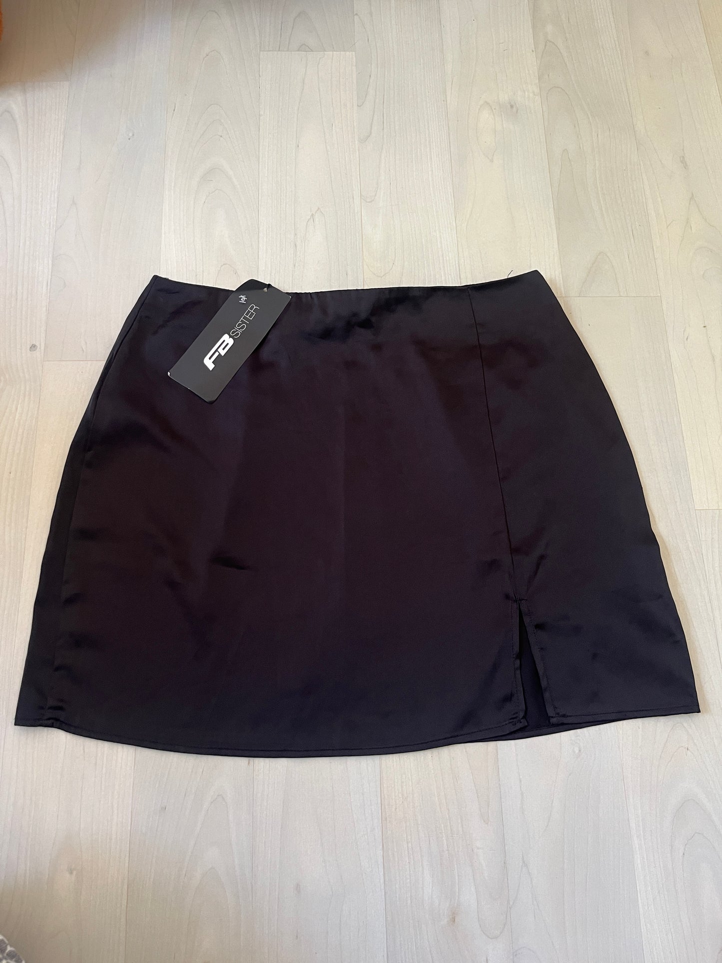 Jupe courte effet satiné noir NEUF - M