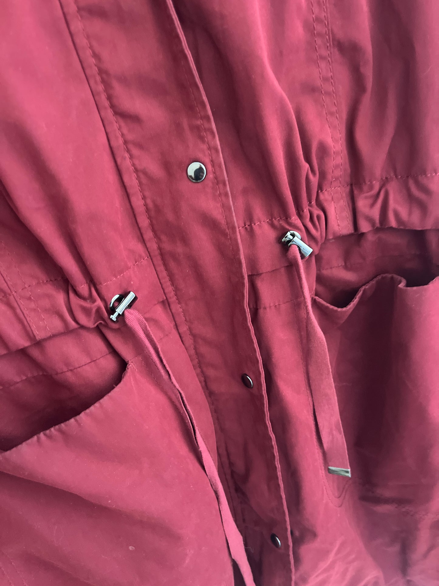 Manteau à manches longues et à capuche rouge avec poches Camaïeu - M