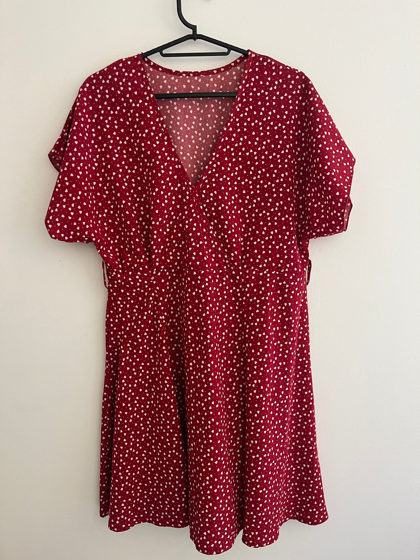 Robe courte à manches courtes col V rouge motifs cœurs blancs - S