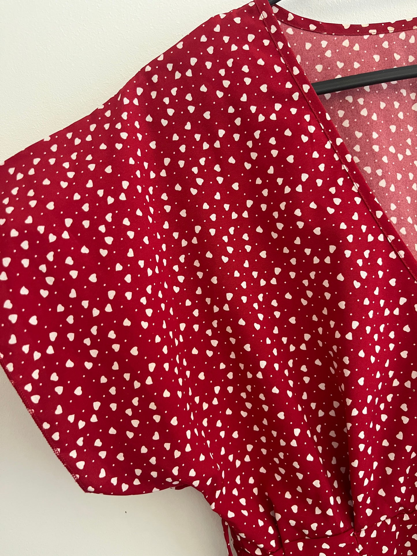 Robe courte à manches courtes col V rouge motifs cœurs blancs - S
