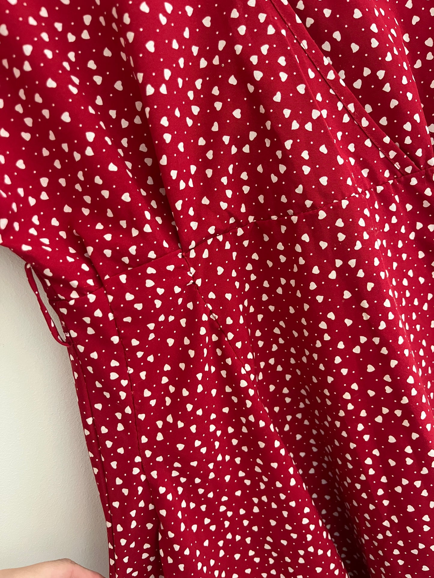 Robe courte à manches courtes col V rouge motifs cœurs blancs - S