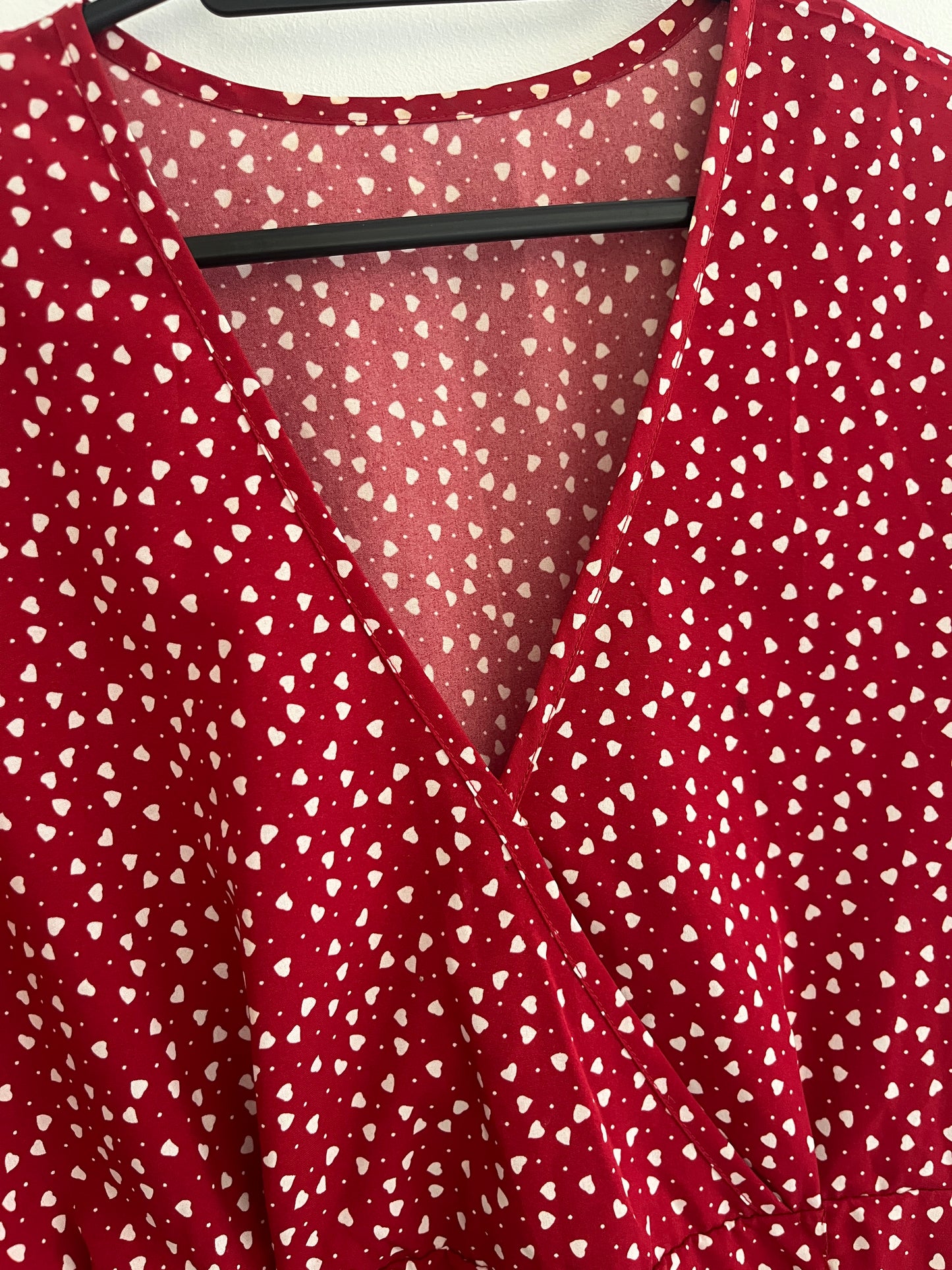 Robe courte à manches courtes col V rouge motifs cœurs blancs - S