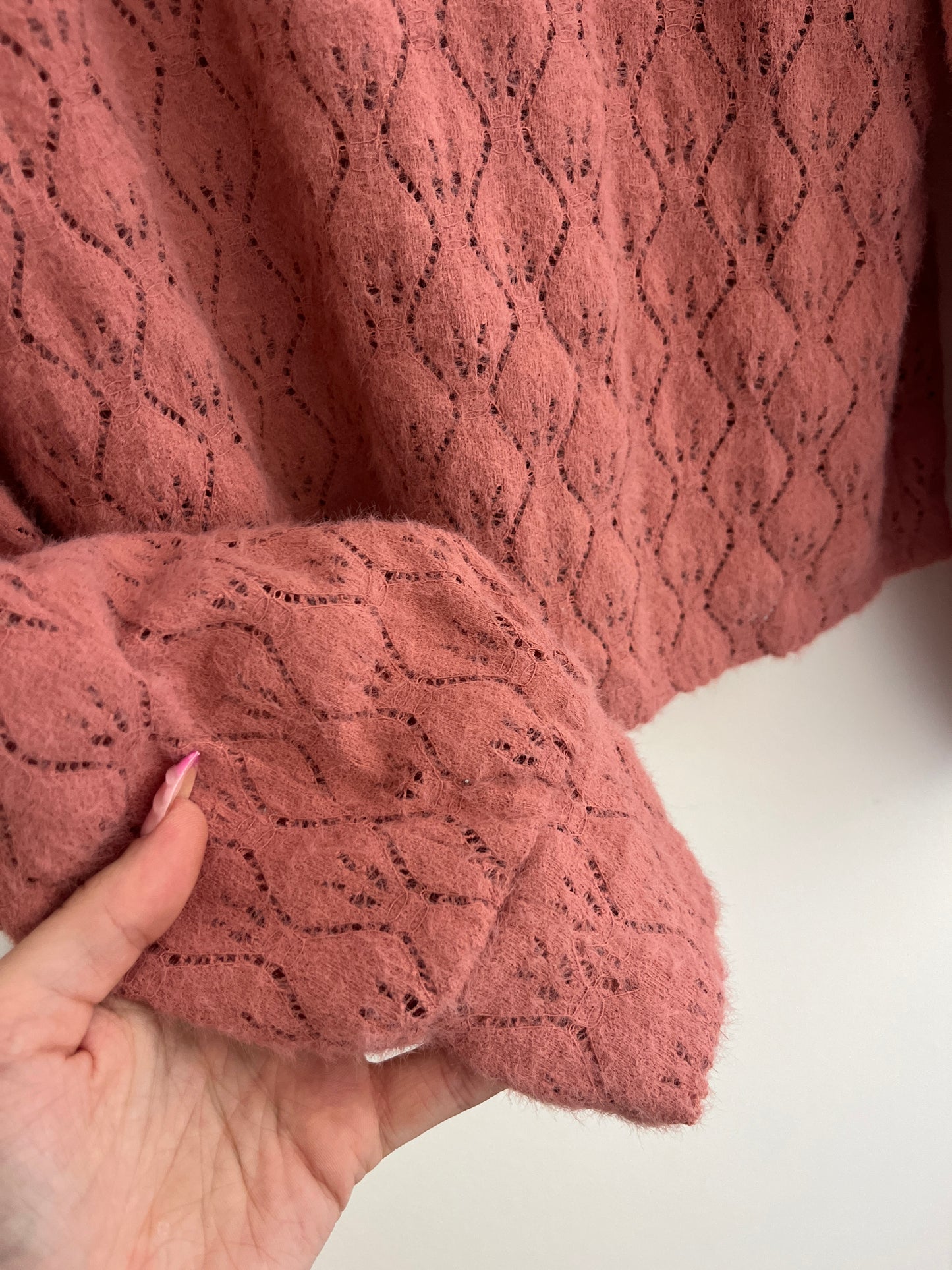Pull à manches longues rose poudré en velours et broderies - S