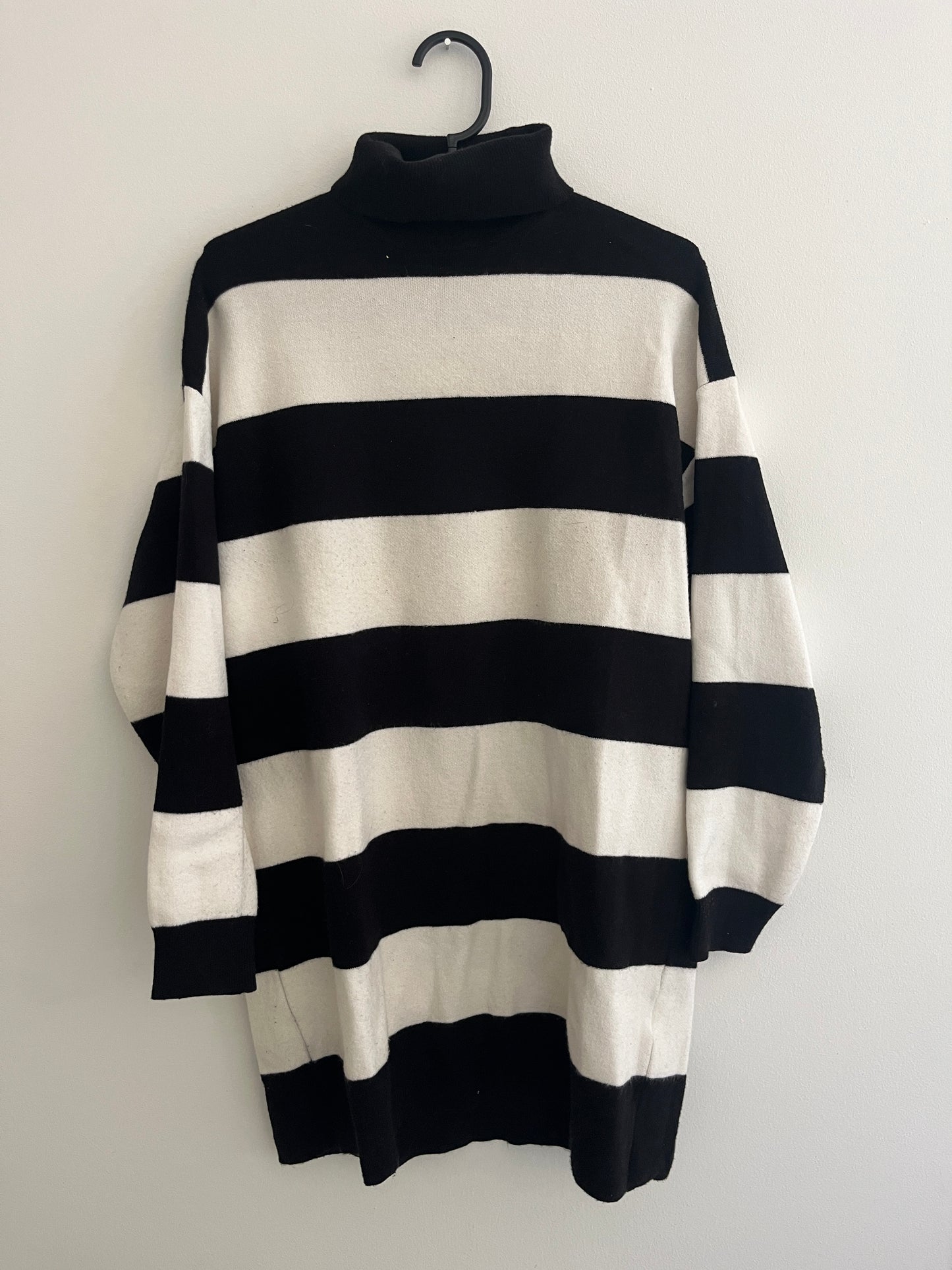 Robe pull à manches longues et col roulé rayée noir et blanc - S