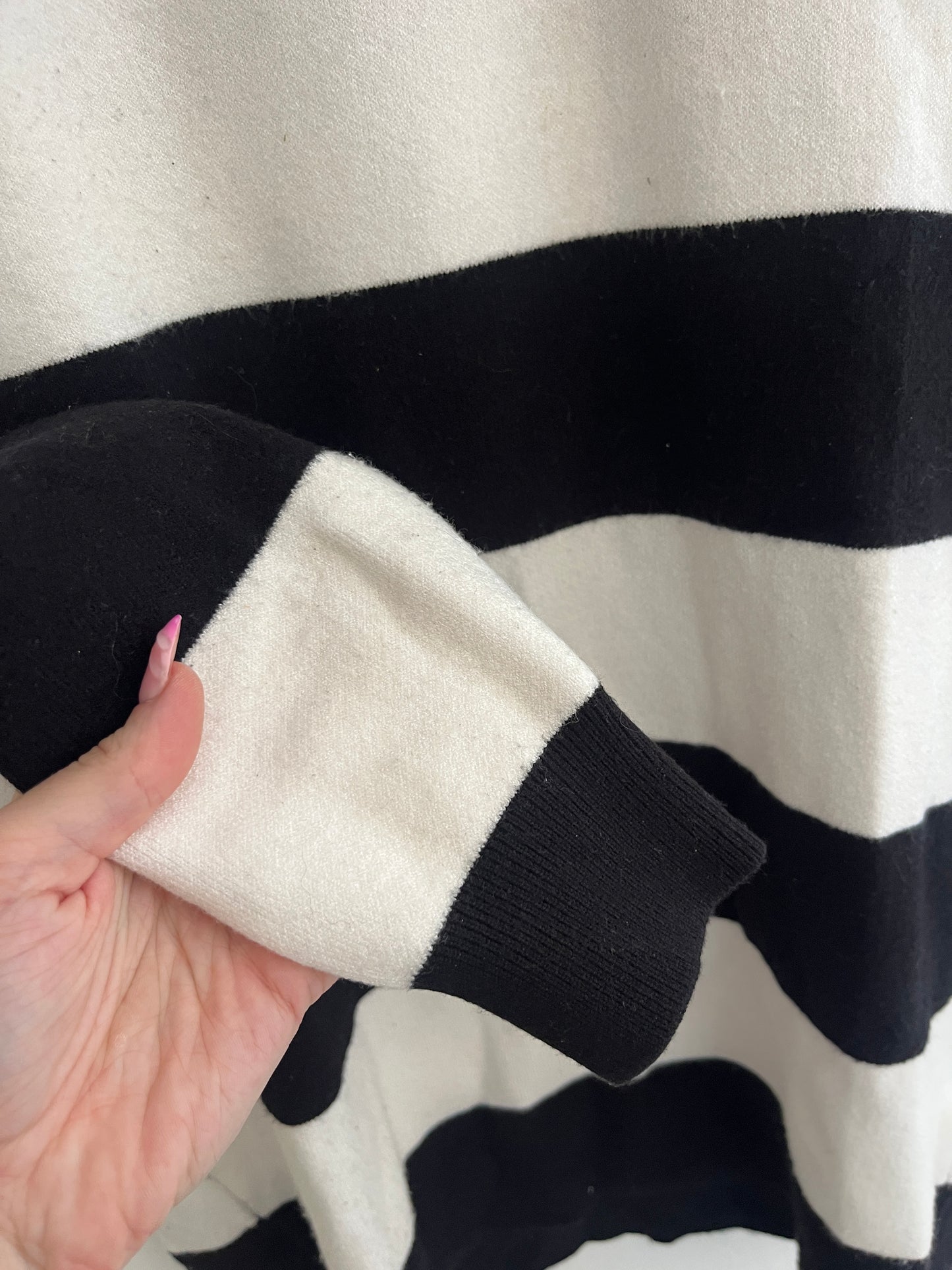 Robe pull à manches longues et col roulé rayée noir et blanc - S