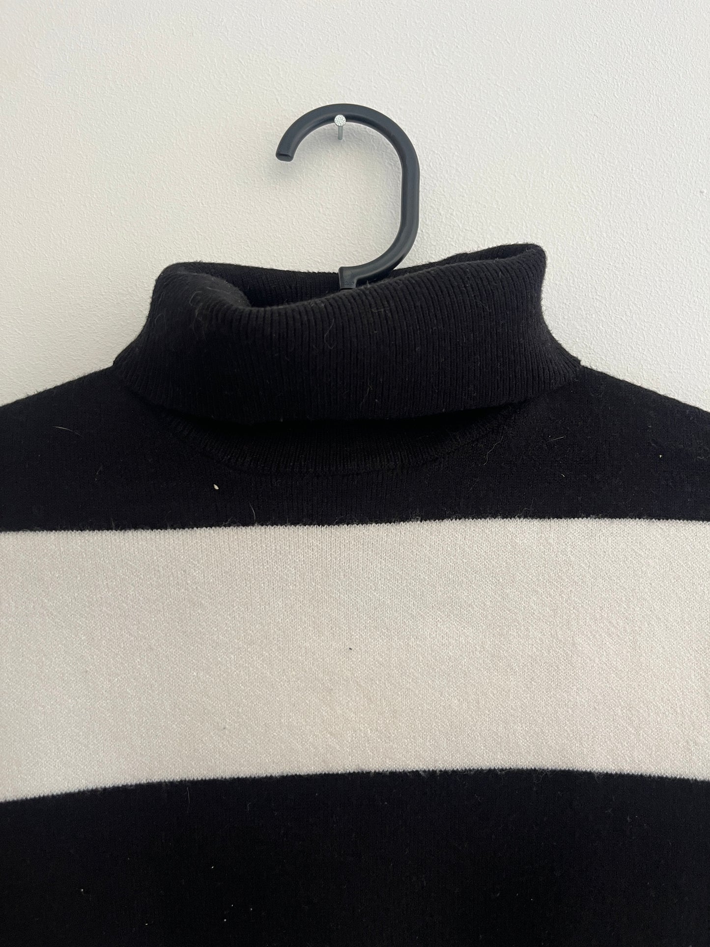 Robe pull à manches longues et col roulé rayée noir et blanc - S