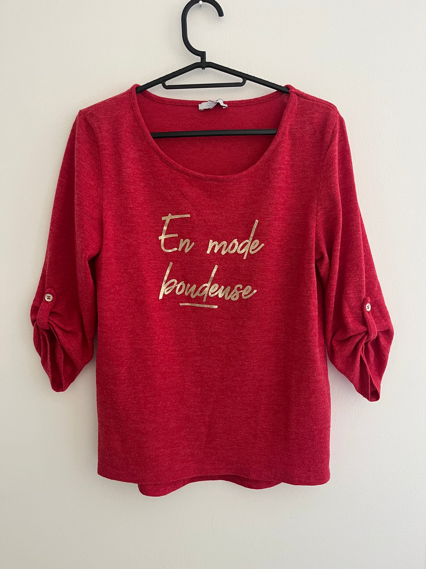 Pull à manches longues retroussées rouge « en mode boudeuse » - S